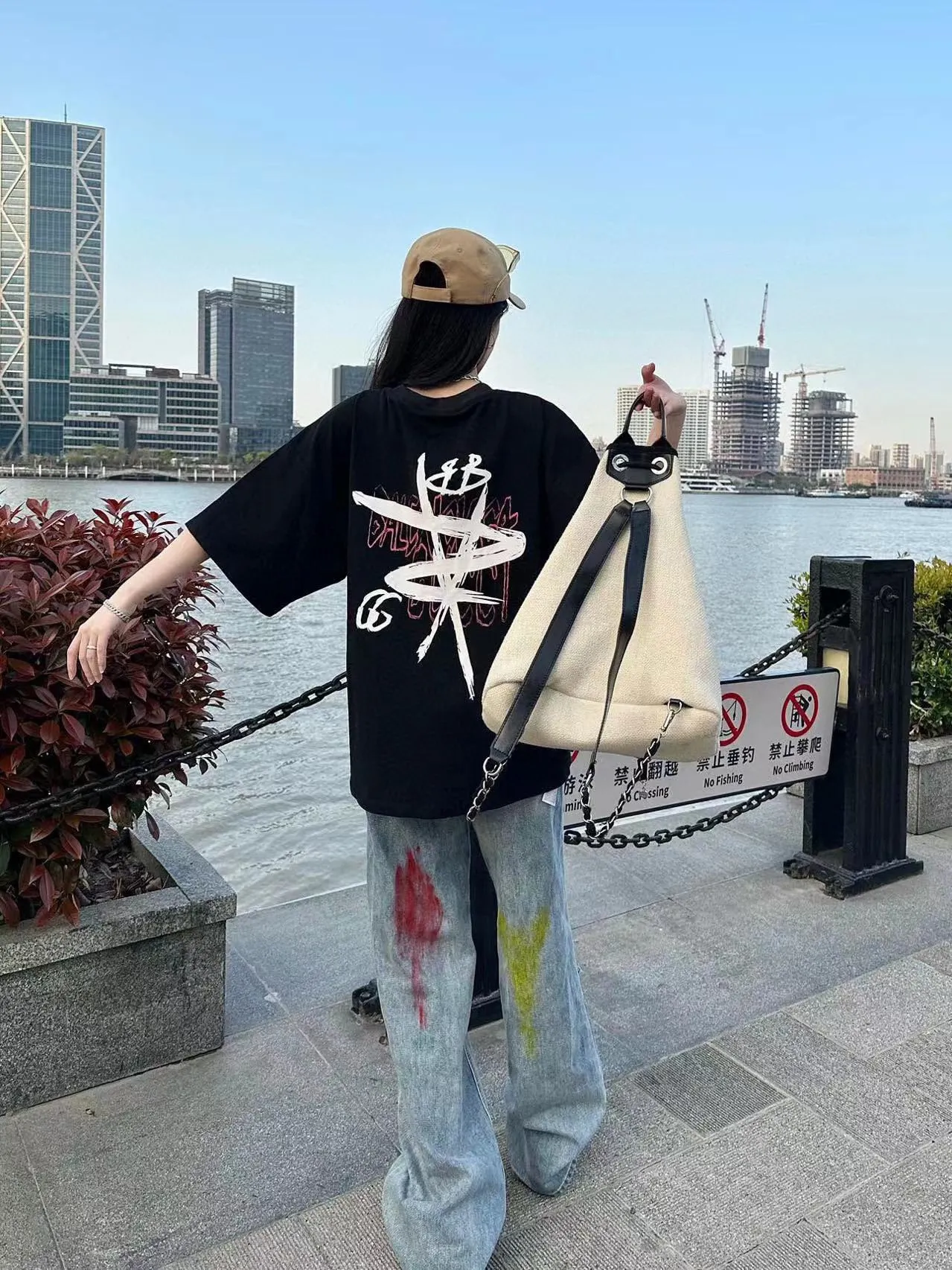 🎀Hot model pictures🎀【New】The top tested version Balenciaga co-branded Gucci 2023ss new round neck graffiti unisex pure cotton short-sleeved T-shirt.  [Synchronized new models from the official website | Popular items from Xiaohongshu] 1⃣️The fabric is made of 240g double yarn smooth cotton and has been pre-shrunk at high temperatures. The weight is up to 260g. It is originally equipped with a 1x1 rootless thread collar in the same cylinder and is not easily deformed after repeated washing.  2⃣️Imported glue dot printing, the pattern is clear and recognisable, not easy to crack, positioning cutting, oversize, loose and large version, the upper body effect is very slimming.  3⃣️Customized full set of accessories, complete three standards, factory workmanship, No. 9 imported needles with precision routing, high quality!  Color: Black, White, Size: XS S, M, L, P: 260
