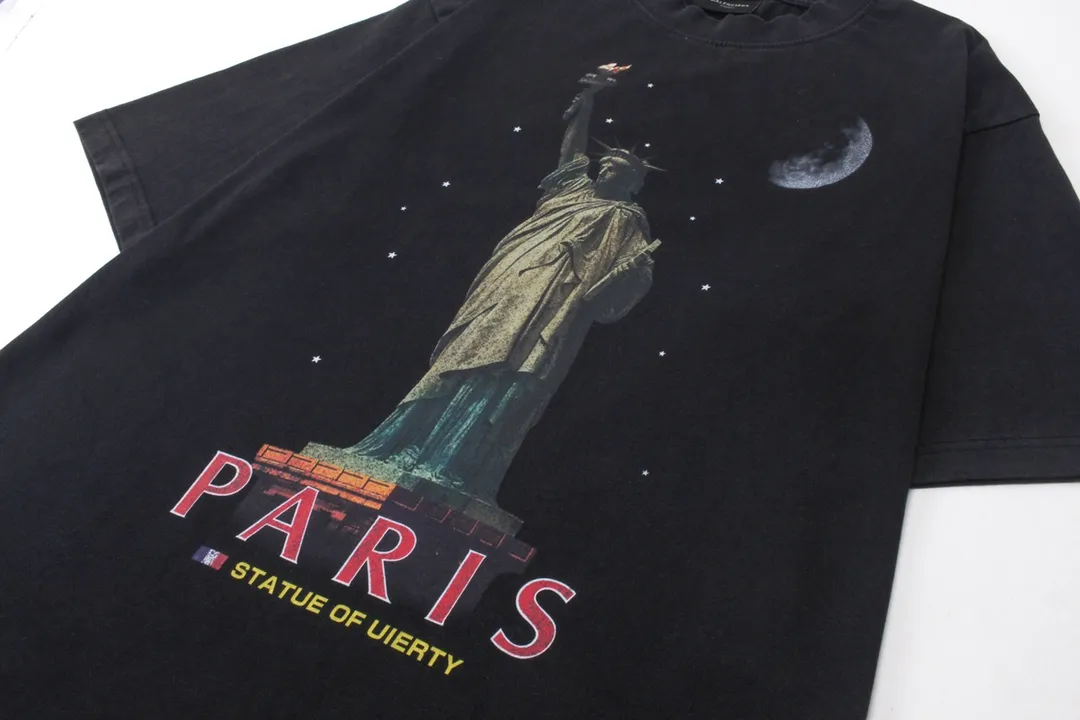 🅿️194 Detail Picture [Top version. Official website quality] BALENCI*GA/Paris. 2024 catwalk style goddess washed and distressed short-sleeved T-shirt 2024 new style. All pattern details, colors and Y-board customization. Note that the entire pattern of the authentic product is a night scene with the moon🌙 pattern light. See the picture for delivery at Jubie Market. Brick cabinets are synchronized. Genuine products are developed at the first time, and you can print and compare! The fabric is made of Paris ZP custom-woven and dyed cotton double yarn. Weighing 260 grams, the cloth surface is clean. The cloth pattern is clear, soft and comfortable. The threads are dyed with no color difference. The printing uses environmentally friendly imported materials and self-inking direct injection, with clear letters and three-dimensional effect. The entire garment is washed and distressed. The version adopts OS loose shoulder design. Same style for men and women. Code: BL223361 Color: washed black, beige. Size: XS to L
