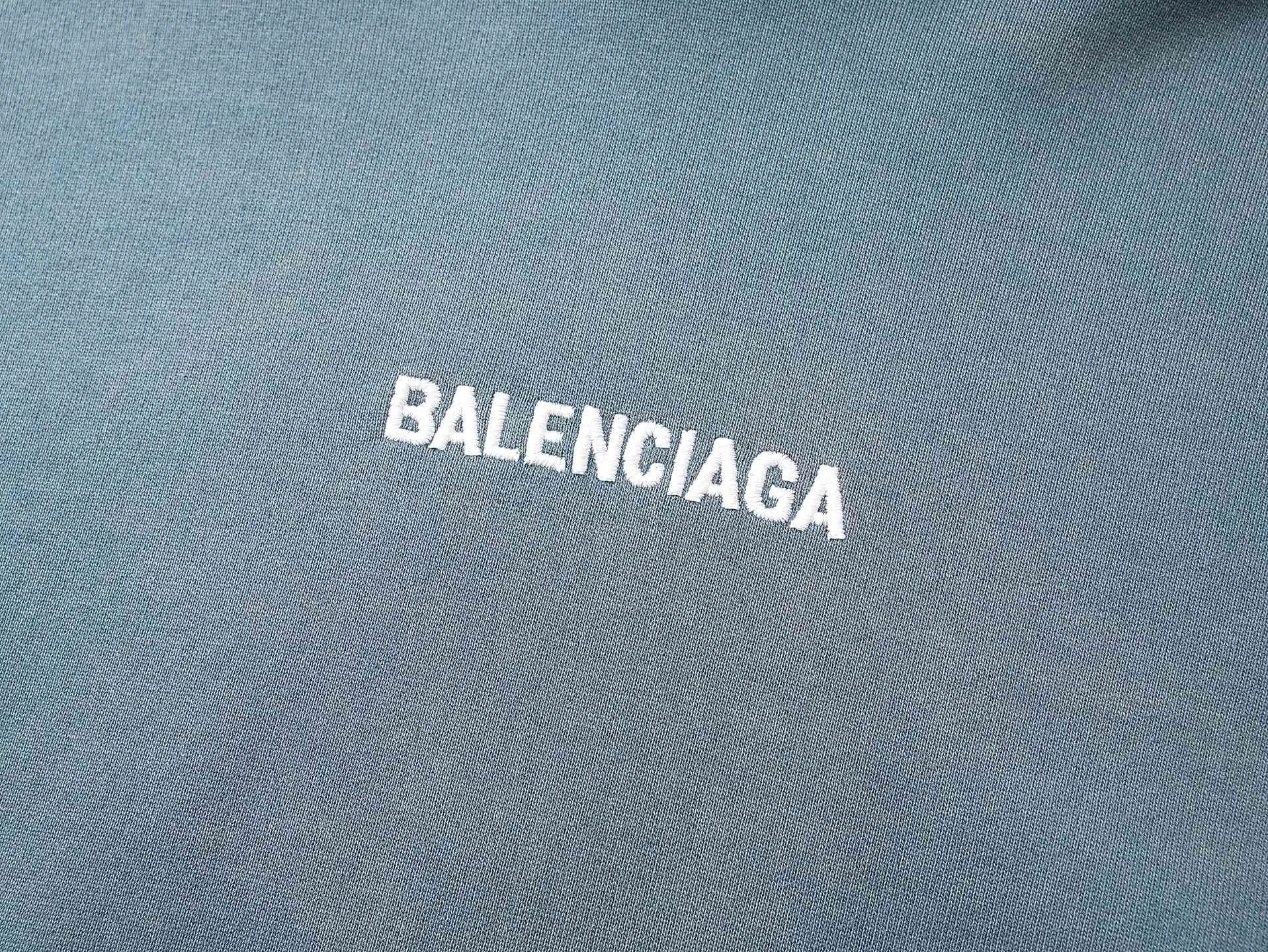🅿️350 real photos [Top version. Official website quality] BALENCI*G*/25 new autumn and winter style. Washed and distressed hooded sweatshirt with Paris LOGO embroidered on the front and back. Ready-made garments are sprayed with horse wash to make them look old. The fabric adopts batik process. SS25 latest model. Research and development at the first time, different market currencies. Comparisons welcome. The fabric is made of Paris ZP custom-woven, custom-dyed and batik cotton sweatshirt. Weighing 460 grams, the cloth surface is clean. The cloth pattern is clear, soft and comfortable. The threads are dyed with no color difference. The embroidery is done with embroidery machines imported from Tajima, and the garments are washed and worn to make them look old. Jubie market currency. Welcome to compare. The version adopts OS loose shoulder style. Same style for men and women. Code: BL259935 Color: washed purple, washed blue Size: XS S M L