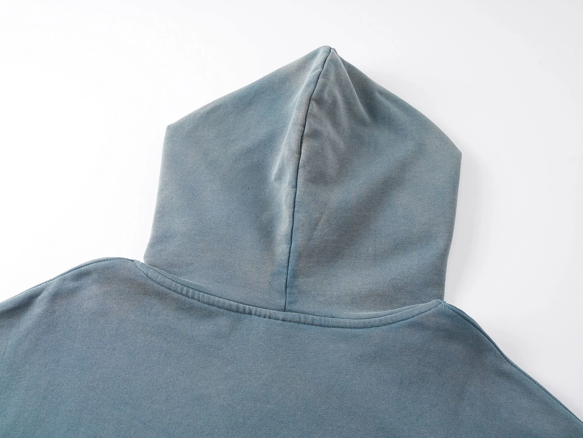 🅿️350 real photos [Top version. Official website quality] BALENCI*G*/25 new autumn and winter style. Washed and distressed hooded sweatshirt with Paris LOGO embroidered on the front and back. Ready-made garments are sprayed with horse wash to make them look old. The fabric adopts batik process. SS25 latest model. Research and development at the first time, different market currencies. Comparisons welcome. The fabric is made of Paris ZP custom-woven, custom-dyed and batik cotton sweatshirt. Weighing 460 grams, the cloth surface is clean. The cloth pattern is clear, soft and comfortable. The threads are dyed with no color difference. The embroidery is done with embroidery machines imported from Tajima, and the garments are washed and worn to make them look old. Jubie market currency. Welcome to compare. The version adopts OS loose shoulder style. Same style for men and women. Code: BL259935 Color: washed purple, washed blue Size: XS S M L