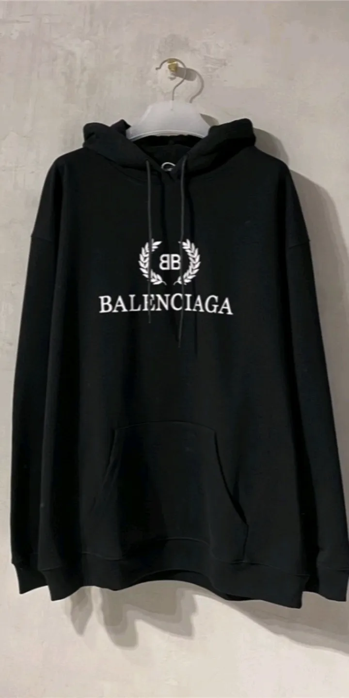 Real shot of the video - the top tested version of Balenciaga's classic wheat ear hooded sweatshirt. It is made of 480g pure cotton double-yarn terry fabric, which is thick and textured. It is made of high-density knitted fabric technology. It is firm and elastic, with high suppleness and skin-friendliness. It feels soft and delicate, does not shrink or deform, and has a crisp and stylish upper body. It is different from the cheap soft sofa fabrics with low weight and low count on the market.  Ultra-high-level workmanship, every detail shows a sense of luxury, and the original three-dimensional cutting process creates a perfect fit. The OS loose shoulder style accommodates all body types. It is a truly versatile style that looks slim and good-looking for both men and women.  The brushed classic wheat ear letter print has high fastness and will not crack or fall off. The classic pattern will never go out of style. Multiple colors are available, and every color is beautiful!  Color: Black Size: XS-L P:420
