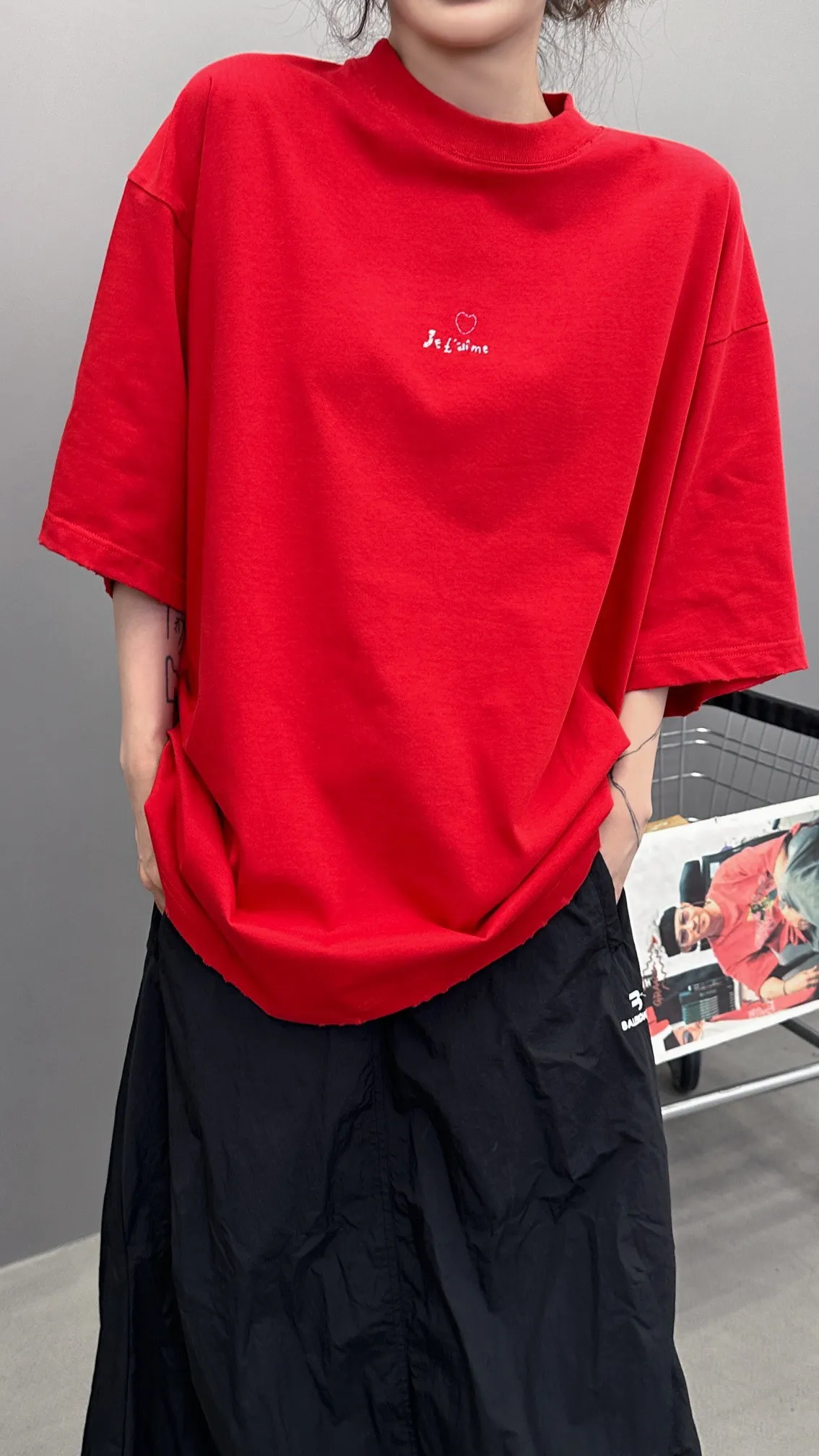 ♻️💯Reference model picture for the upper body❤️The top tested version of BALENCIAGA's "Tanabata Little Heart" printed short-sleeved T-shirt of the same style for male and female couple stars. The front is decorated with ie t'aime art work embroidery | The lower back is decorated with brand logo embroidery | Distressed effect. Combed cotton is more durable than cotton. Combed cotton fabrics are durable and washable. They use better quality cotton, so the fabrics are not prone to pilling.  The new plate-making process that imitates hand embroidery has the rough feel of hand embroidery, and the stitching method is adjusted according to the original pattern. After embroidery, the stitching technique is imitated by hand embroidery, and the smooth curves highlight the embroidery effect.  The main body of the logo pattern is precision stitched; the embroidery is very fine and dense. Linen embroidery thread is used combined with dense processing to increase the three-dimensional effect, and the embroidery body has a subtle matte visual texture. Color: red black white P:260 Size: S--XL
