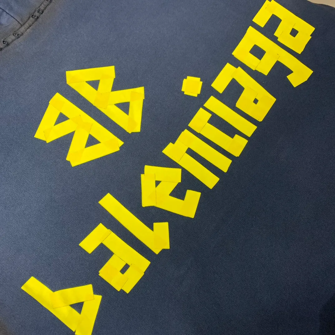 The top proven version of Balenciaga 23SS masking paper printed letters double-sided logo hooded loose hooded sweatshirt. This hoodie has a very interesting and cute design. The kangaroo pocket on the front of the large body is reverse-cut design. The double side pockets are hollow, which means that when viewed from the front, it actually deceives your vision. The real pockets are sewn on the reverse terry bottom. It is time-consuming and labor-intensive, but it is the core theme of the entire hoodie that cannot be ignored. The same detail is that the double side pockets are hemmed and stitched. And processed with holes; 480g heavy-weight pure cotton fabric with fine small terry bottom. After heavy mud dyeing and washing, the fabric still has a thick foundation and is comfortable and soft. The front and back double-sided textured paper transfer LOGO, and the front and back printing colors are different. The loose and large drop shoulder design is unisex. This style is also very suitable for girls to match. It is easy to create a lazy and casual street feel of the United States and France. Many holes are processed by hand grinding wheels on the body. Traces of muddying can be seen on the neckline, shoulder line, and side cuff splicing, but the visual effect transition is natural and soft without any sense of dirt. The old effect of the entire hoodie is excellent. The cuff threads are custom-woven in color; the packaging is washed and customized. The new gray silver letter main logo. The dropped shoulder model does not include shoulder width. The version is Kanye’s American style. Short and wide street casual version. From short sleeves to sweaters, this style is definitely not to be missed. Color: mud-dyed custom-woven navy Size: XS-S-M (Can be worn by both men and women, OS is loose and dropped on the shoulders) P:510