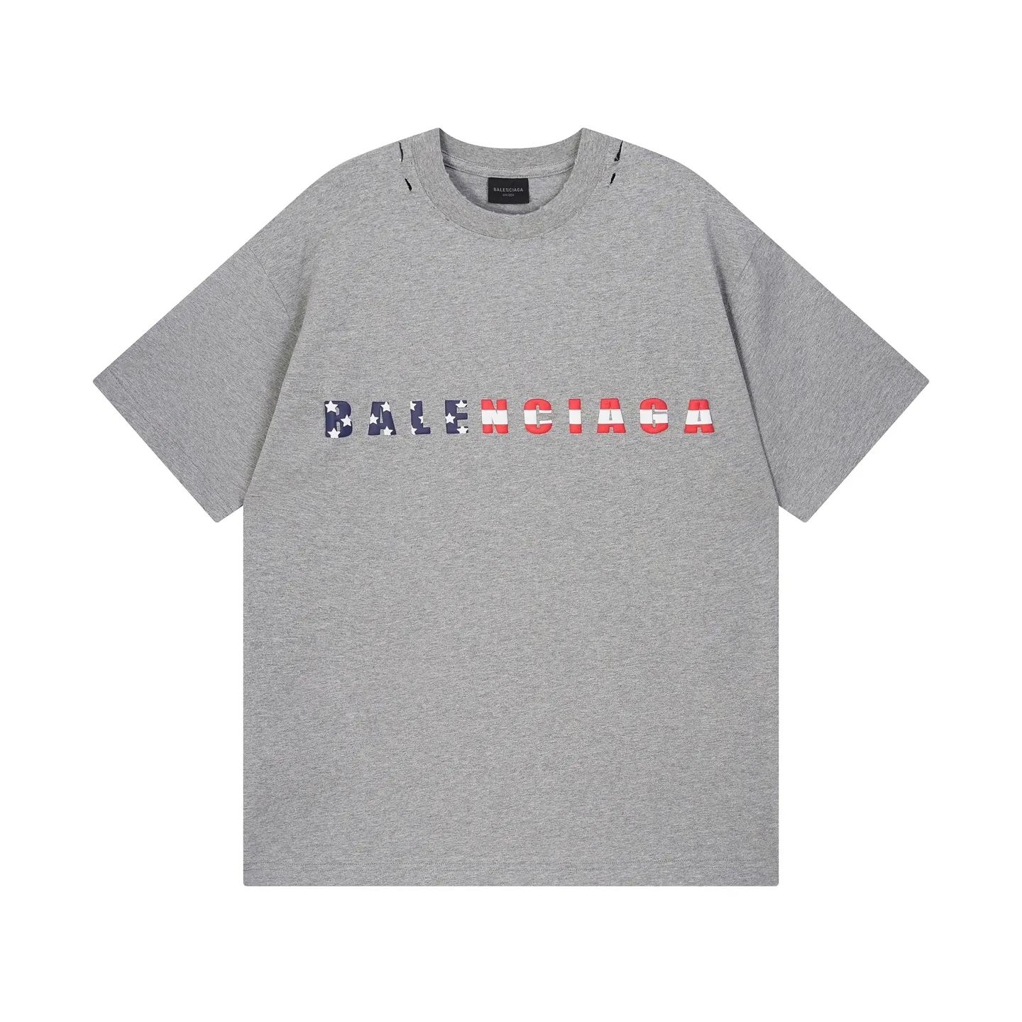 🅿️190 Detail Picture [Top version. Official website quality] BALENCI*GA/Paris. 25ss latest model. Paris English color LOGO foam printed washed and distressed short-sleeved T-shirt. Brick cabinet synchronization. The fabric is made of Paris ZP custom-woven and dyed 100% cotton double yarn compact cotton. The weight is 260 grams, the cloth surface is clean. The cloth pattern is clear, soft and comfortable, and the thread is dyed with no color difference. The classic pattern is foam printed using environmentally friendly imported materials, with clear letters and a strong three-dimensional feel. Restored brick cabinet. The garments were washed and aged, and polished by many hands. Produced by ultra-heavy craftsmanship, the market currency is very different, welcome to compare. The version adopts OS loose shoulder design. The same style for men and women. Code: BL253686 Color: black, floral gray Size: XS S M L