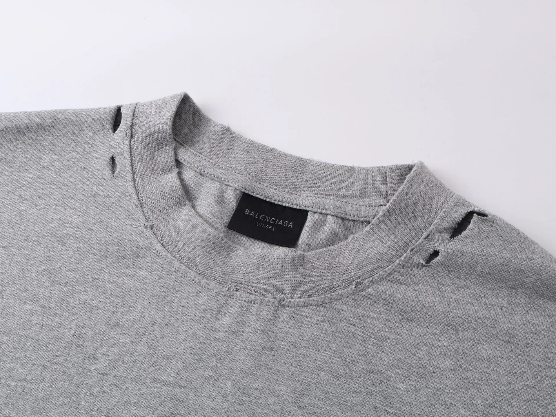 🅿️190 Detail Picture [Top version. Official website quality] BALENCI*GA/Paris. 25ss latest model. Paris English color LOGO foam printed washed and distressed short-sleeved T-shirt. Brick cabinet synchronization. The fabric is made of Paris ZP custom-woven and dyed 100% cotton double yarn compact cotton. The weight is 260 grams, the cloth surface is clean. The cloth pattern is clear, soft and comfortable, and the thread is dyed with no color difference. The classic pattern is foam printed using environmentally friendly imported materials, with clear letters and a strong three-dimensional feel. Restored brick cabinet. The garments were washed and aged, and polished by many hands. Produced by ultra-heavy craftsmanship, the market currency is very different, welcome to compare. The version adopts OS loose shoulder design. The same style for men and women. Code: BL253686 Color: black, floral gray Size: XS S M L