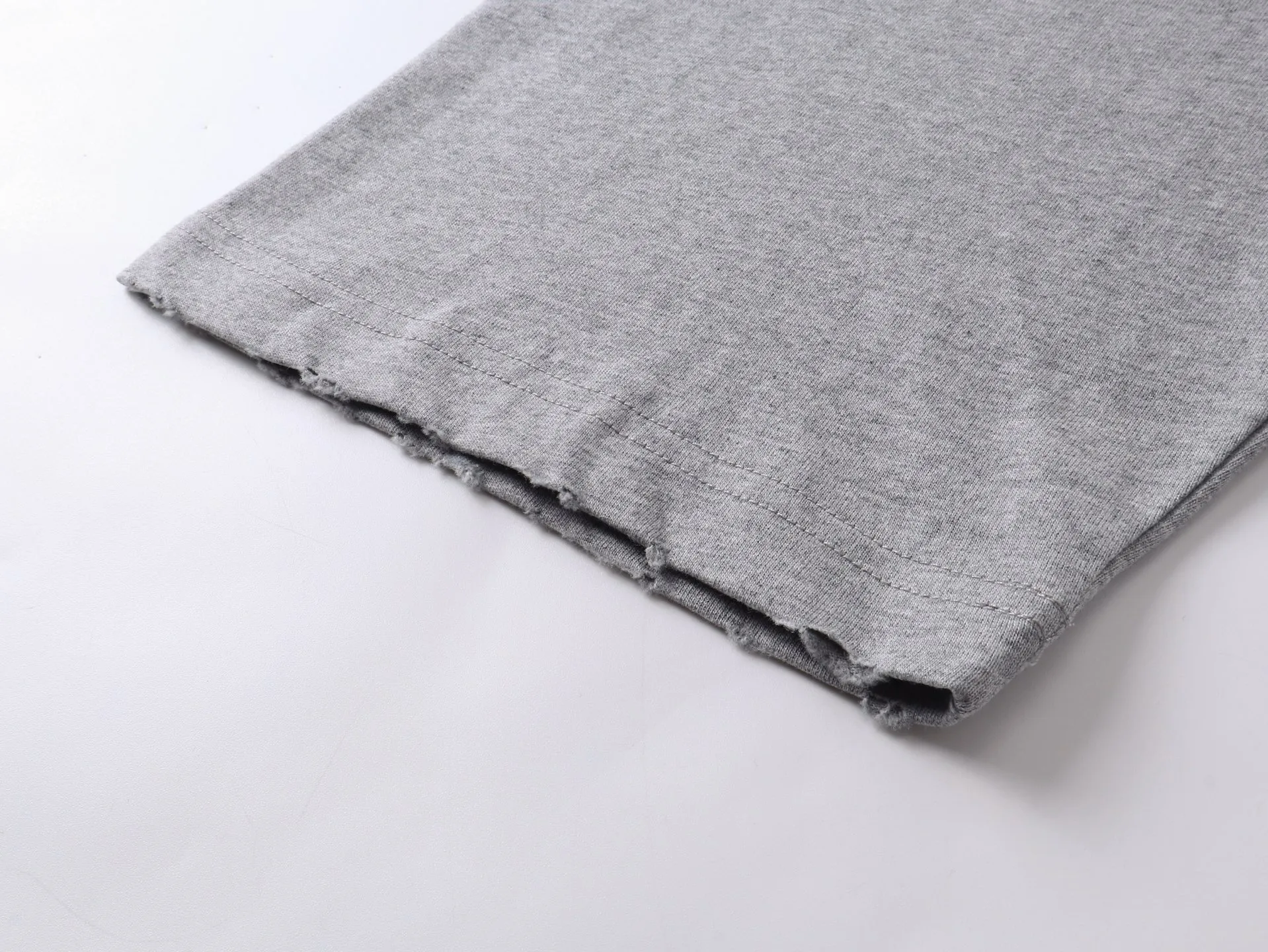 🅿️190 Detail Picture [Top version. Official website quality] BALENCI*GA/Paris. 25ss latest model. Paris English color LOGO foam printed washed and distressed short-sleeved T-shirt. Brick cabinet synchronization. The fabric is made of Paris ZP custom-woven and dyed 100% cotton double yarn compact cotton. The weight is 260 grams, the cloth surface is clean. The cloth pattern is clear, soft and comfortable, and the thread is dyed with no color difference. The classic pattern is foam printed using environmentally friendly imported materials, with clear letters and a strong three-dimensional feel. Restored brick cabinet. The garments were washed and aged, and polished by many hands. Produced by ultra-heavy craftsmanship, the market currency is very different, welcome to compare. The version adopts OS loose shoulder design. The same style for men and women. Code: BL253686 Color: black, floral gray Size: XS S M L