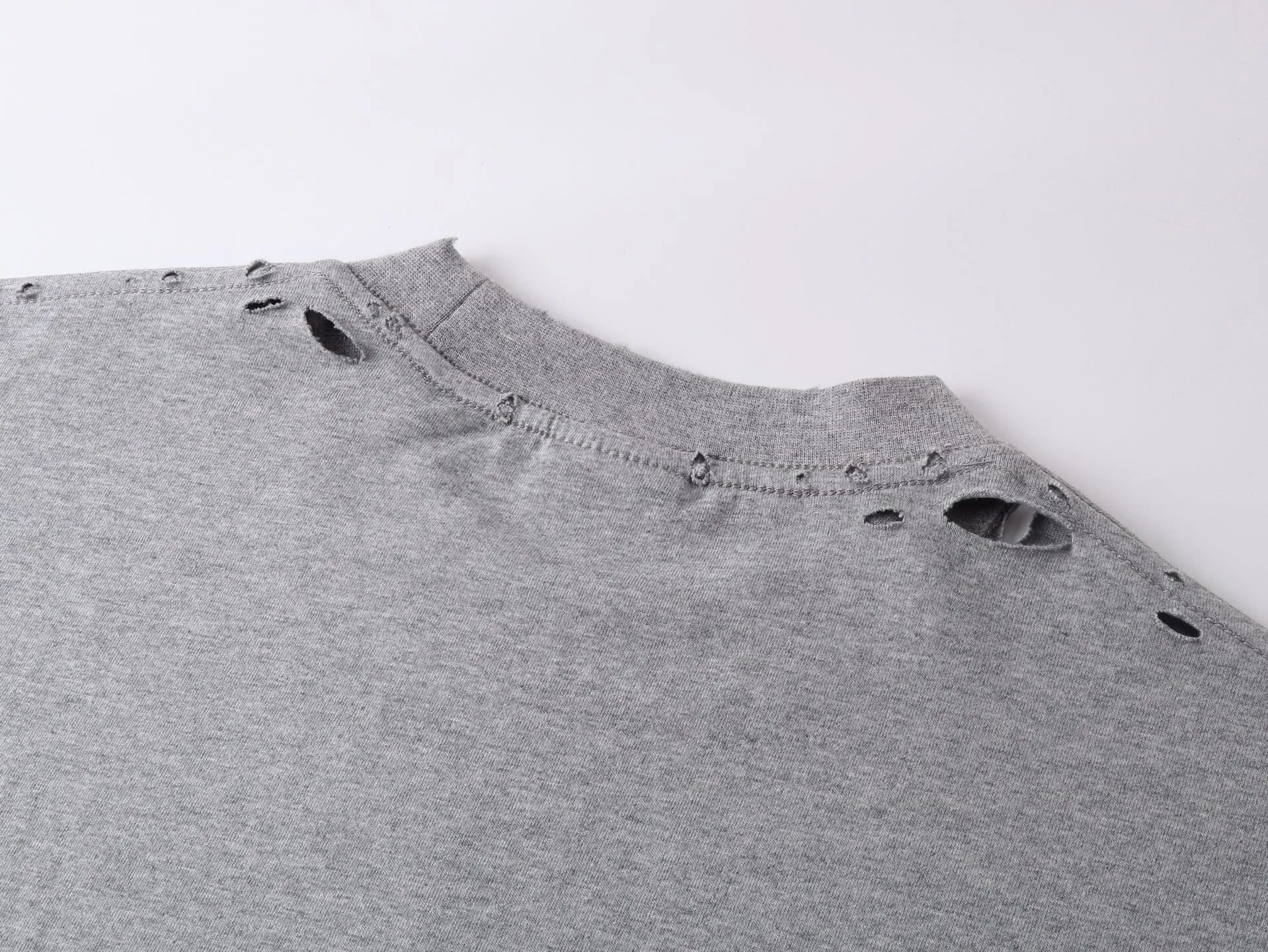 🅿️190 Detail Picture [Top version. Official website quality] BALENCI*GA/Paris. 25ss latest model. Paris English color LOGO foam printed washed and distressed short-sleeved T-shirt. Brick cabinet synchronization. The fabric is made of Paris ZP custom-woven and dyed 100% cotton double yarn compact cotton. The weight is 260 grams, the cloth surface is clean. The cloth pattern is clear, soft and comfortable, and the thread is dyed with no color difference. The classic pattern is foam printed using environmentally friendly imported materials, with clear letters and a strong three-dimensional feel. Restored brick cabinet. The garments were washed and aged, and polished by many hands. Produced by ultra-heavy craftsmanship, the market currency is very different, welcome to compare. The version adopts OS loose shoulder design. The same style for men and women. Code: BL253686 Color: black, floral gray Size: XS S M L