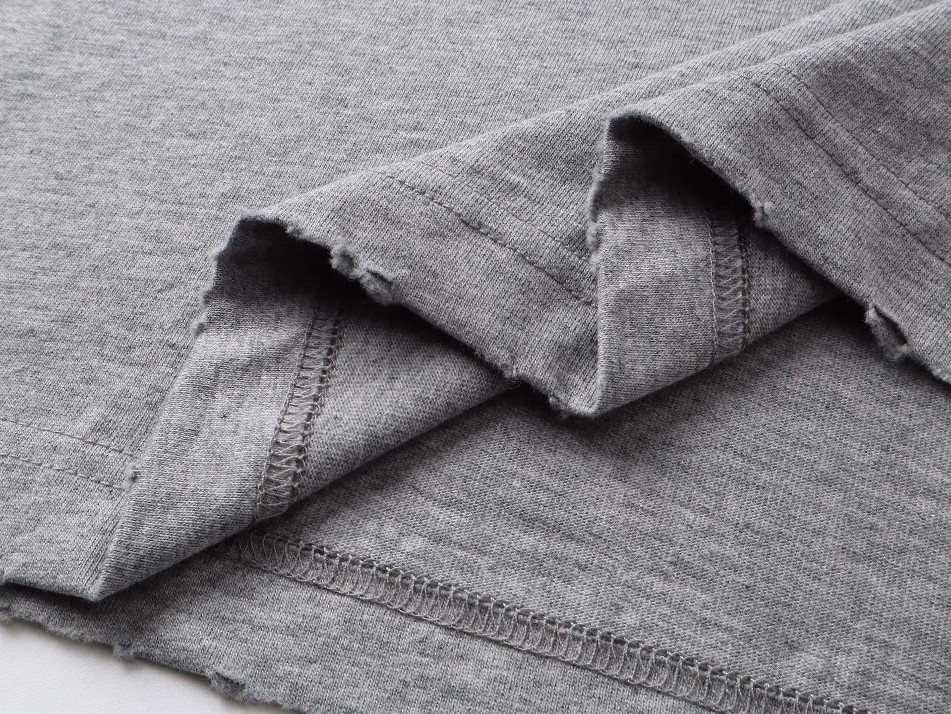 🅿️190 Detail Picture [Top version. Official website quality] BALENCI*GA/Paris. 25ss latest model. Paris English color LOGO foam printed washed and distressed short-sleeved T-shirt. Brick cabinet synchronization. The fabric is made of Paris ZP custom-woven and dyed 100% cotton double yarn compact cotton. The weight is 260 grams, the cloth surface is clean. The cloth pattern is clear, soft and comfortable, and the thread is dyed with no color difference. The classic pattern is foam printed using environmentally friendly imported materials, with clear letters and a strong three-dimensional feel. Restored brick cabinet. The garments were washed and aged, and polished by many hands. Produced by ultra-heavy craftsmanship, the market currency is very different, welcome to compare. The version adopts OS loose shoulder design. The same style for men and women. Code: BL253686 Color: black, floral gray Size: XS S M L