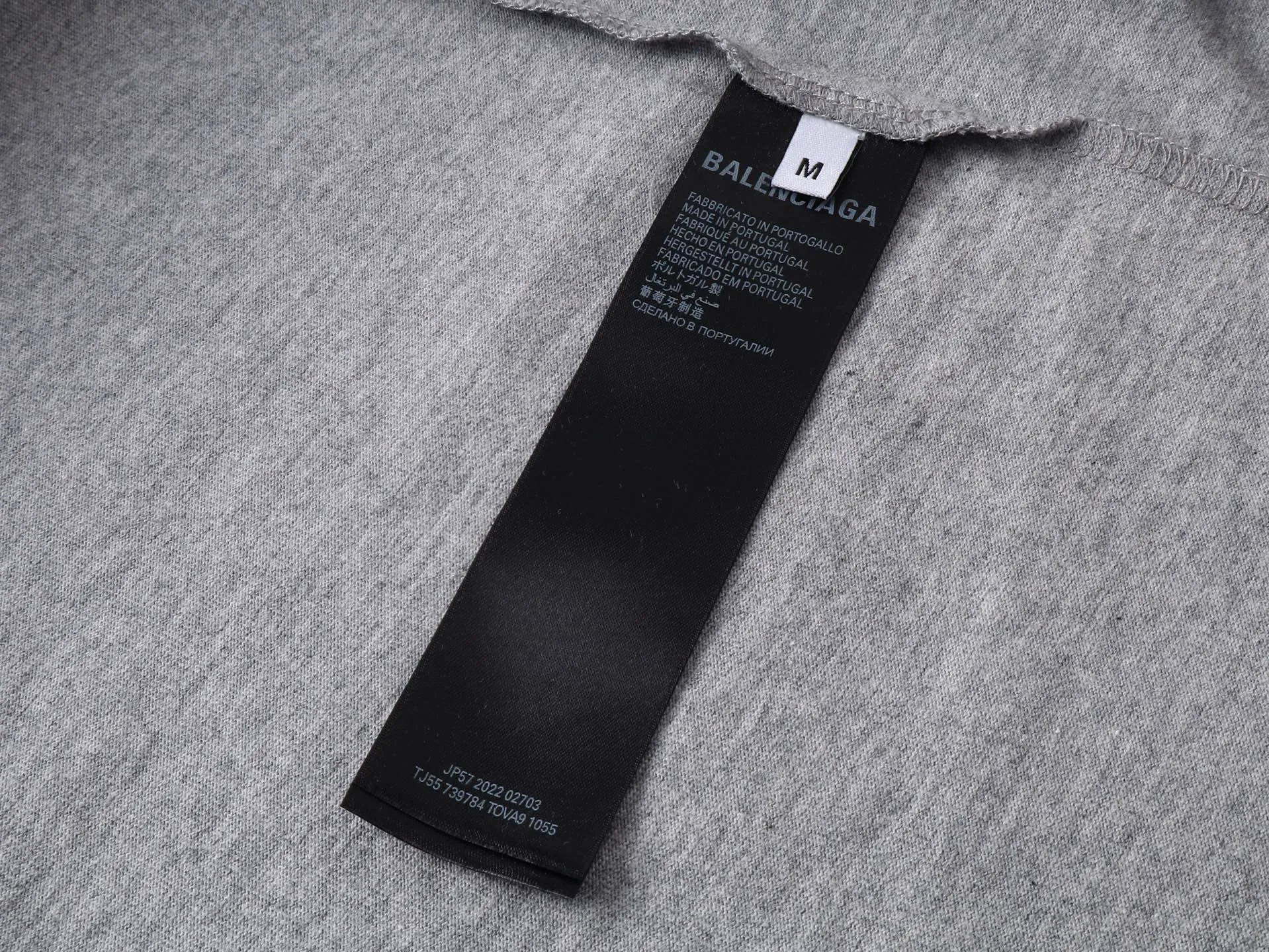 🅿️190 Detail Picture [Top version. Official website quality] BALENCI*GA/Paris. 25ss latest model. Paris English color LOGO foam printed washed and distressed short-sleeved T-shirt. Brick cabinet synchronization. The fabric is made of Paris ZP custom-woven and dyed 100% cotton double yarn compact cotton. The weight is 260 grams, the cloth surface is clean. The cloth pattern is clear, soft and comfortable, and the thread is dyed with no color difference. The classic pattern is foam printed using environmentally friendly imported materials, with clear letters and a strong three-dimensional feel. Restored brick cabinet. The garments were washed and aged, and polished by many hands. Produced by ultra-heavy craftsmanship, the market currency is very different, welcome to compare. The version adopts OS loose shoulder design. The same style for men and women. Code: BL253686 Color: black, floral gray Size: XS S M L