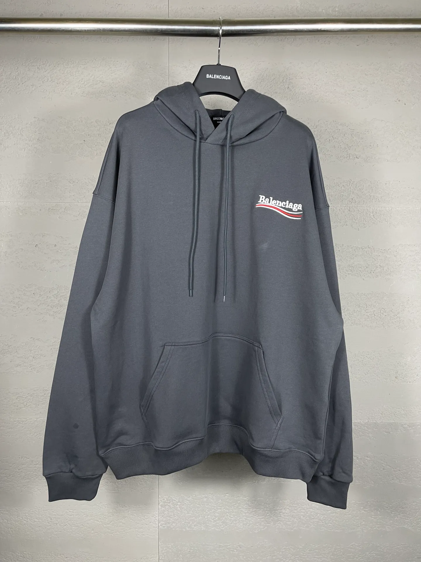 🅿️296 Actual pictures [Top version. Official website quality] BALENCI*GA/Paris. Classic model, #COLA EMBODIMENT HOODED LONG SLEEVE Sweatshirt# The fabric is made of Paris ZP custom-woven and dyed cotton terry sweatshirt, with a weight of 450 grams. The cloth surface is clean. The cloth pattern is clear, soft and comfortable. The threads are dyed with no color difference. The classic letter LOGO pattern is embroidered with an imported Tajima embroidery machine. The letters are clear and have a strong three-dimensional effect. Restored brick cabinets. Welcome to compare. The version adopts OS loose shoulder version. Same style for men and women. Code: BL238035 Color: black, white, cement white, dark gray Size: XS S M L