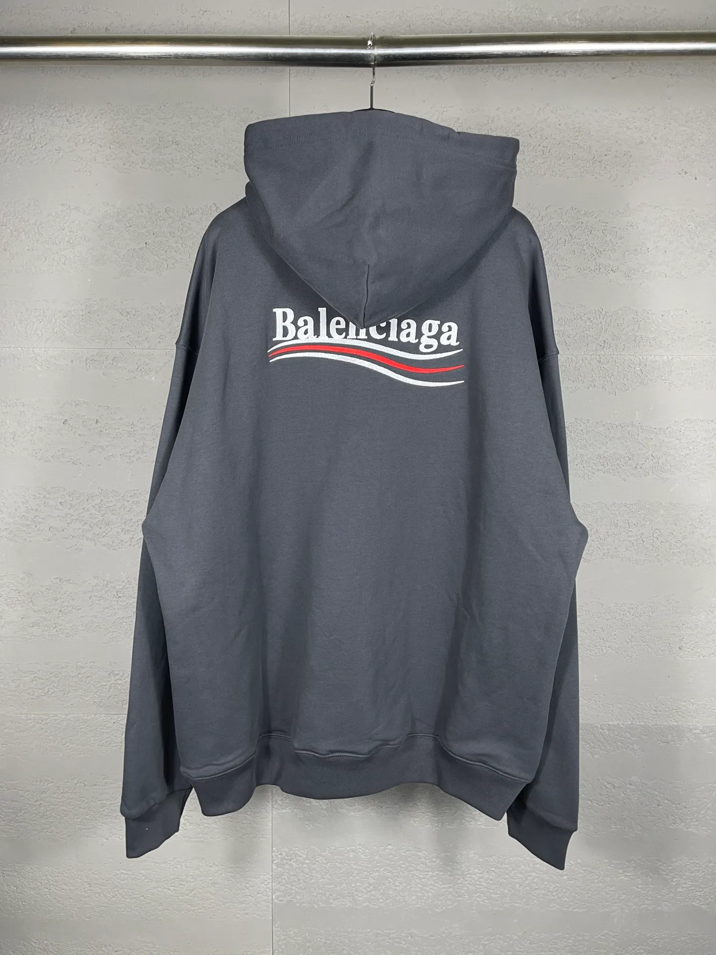 🅿️296 Actual pictures [Top version. Official website quality] BALENCI*GA/Paris. Classic model, #COLA EMBODIMENT HOODED LONG SLEEVE Sweatshirt# The fabric is made of Paris ZP custom-woven and dyed cotton terry sweatshirt, with a weight of 450 grams. The cloth surface is clean. The cloth pattern is clear, soft and comfortable. The threads are dyed with no color difference. The classic letter LOGO pattern is embroidered with an imported Tajima embroidery machine. The letters are clear and have a strong three-dimensional effect. Restored brick cabinets. Welcome to compare. The version adopts OS loose shoulder version. Same style for men and women. Code: BL238035 Color: black, white, cement white, dark gray Size: XS S M L