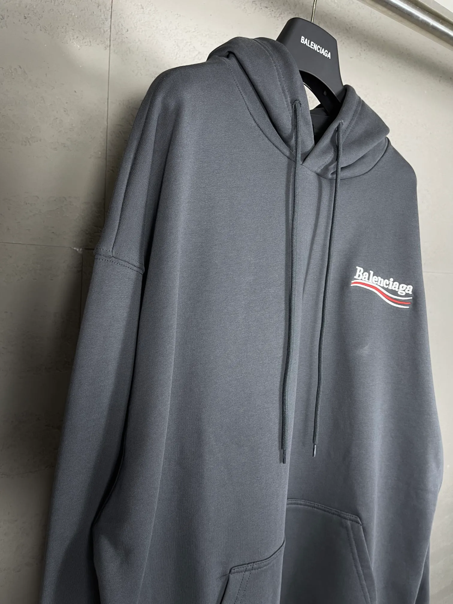 🅿️296 Actual pictures [Top version. Official website quality] BALENCI*GA/Paris. Classic model, #COLA EMBODIMENT HOODED LONG SLEEVE Sweatshirt# The fabric is made of Paris ZP custom-woven and dyed cotton terry sweatshirt, with a weight of 450 grams. The cloth surface is clean. The cloth pattern is clear, soft and comfortable. The threads are dyed with no color difference. The classic letter LOGO pattern is embroidered with an imported Tajima embroidery machine. The letters are clear and have a strong three-dimensional effect. Restored brick cabinets. Welcome to compare. The version adopts OS loose shoulder version. Same style for men and women. Code: BL238035 Color: black, white, cement white, dark gray Size: XS S M L