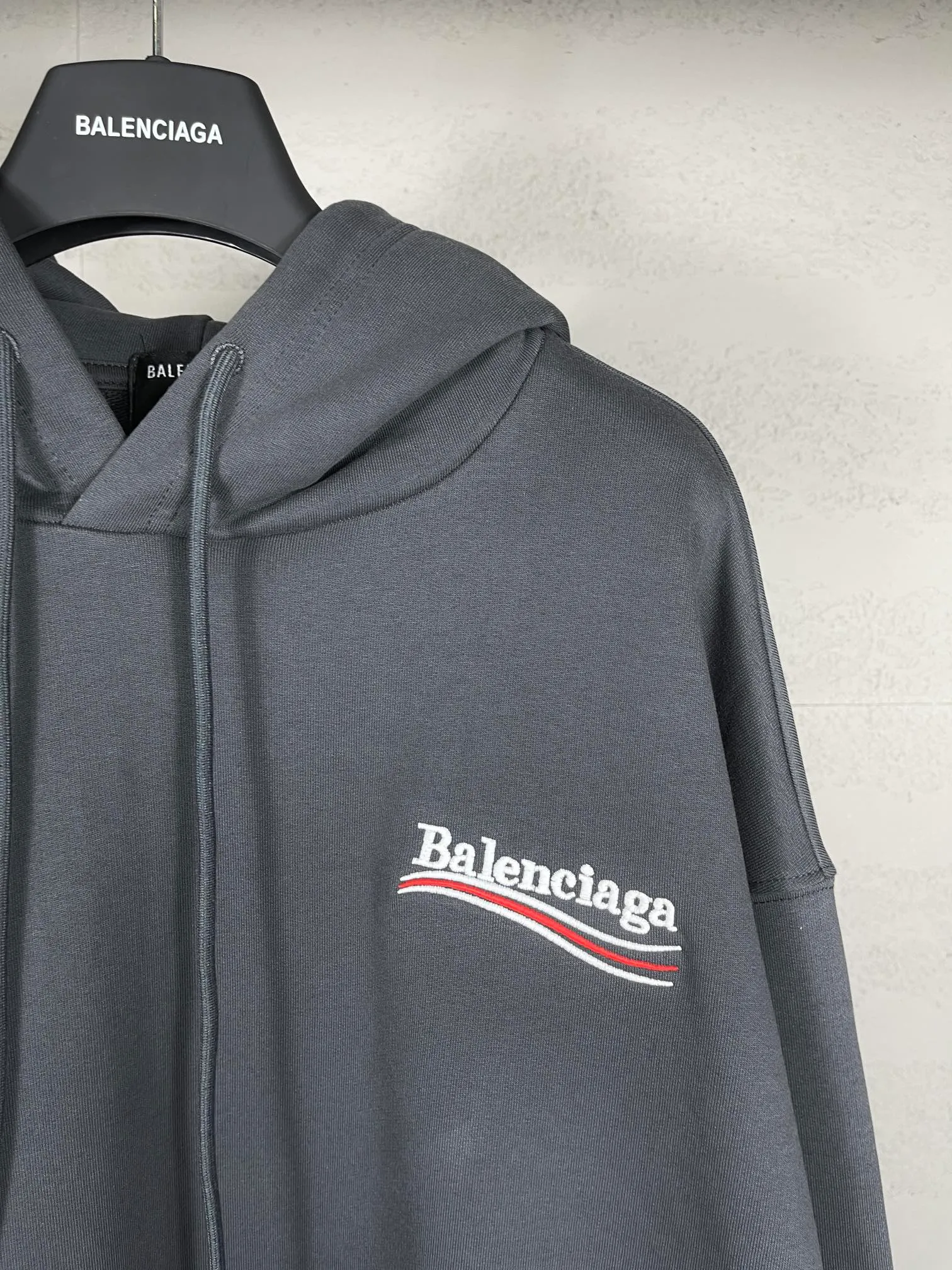 🅿️296 Actual pictures [Top version. Official website quality] BALENCI*GA/Paris. Classic model, #COLA EMBODIMENT HOODED LONG SLEEVE Sweatshirt# The fabric is made of Paris ZP custom-woven and dyed cotton terry sweatshirt, with a weight of 450 grams. The cloth surface is clean. The cloth pattern is clear, soft and comfortable. The threads are dyed with no color difference. The classic letter LOGO pattern is embroidered with an imported Tajima embroidery machine. The letters are clear and have a strong three-dimensional effect. Restored brick cabinets. Welcome to compare. The version adopts OS loose shoulder version. Same style for men and women. Code: BL238035 Color: black, white, cement white, dark gray Size: XS S M L