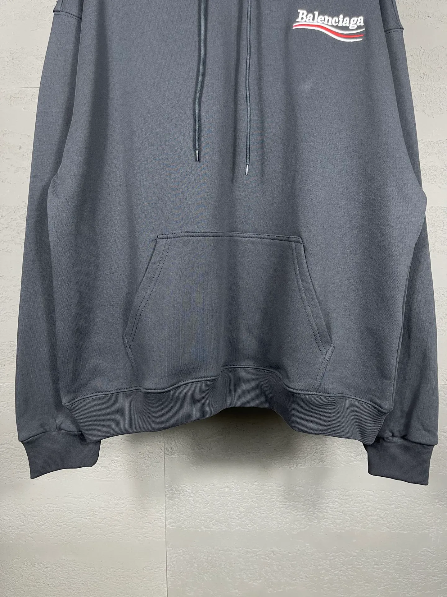 🅿️296 Actual pictures [Top version. Official website quality] BALENCI*GA/Paris. Classic model, #COLA EMBODIMENT HOODED LONG SLEEVE Sweatshirt# The fabric is made of Paris ZP custom-woven and dyed cotton terry sweatshirt, with a weight of 450 grams. The cloth surface is clean. The cloth pattern is clear, soft and comfortable. The threads are dyed with no color difference. The classic letter LOGO pattern is embroidered with an imported Tajima embroidery machine. The letters are clear and have a strong three-dimensional effect. Restored brick cabinets. Welcome to compare. The version adopts OS loose shoulder version. Same style for men and women. Code: BL238035 Color: black, white, cement white, dark gray Size: XS S M L