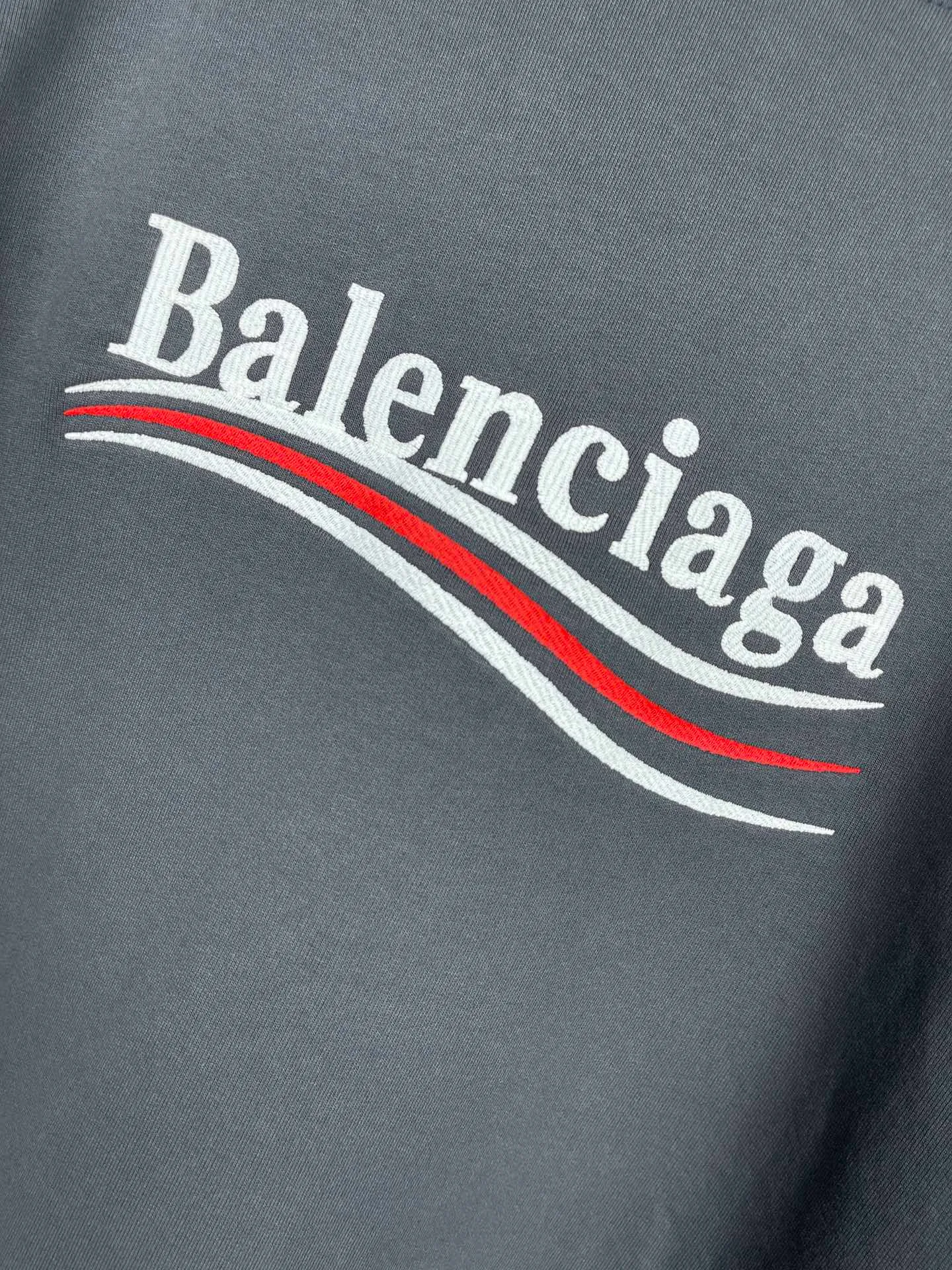 🅿️296 Actual pictures [Top version. Official website quality] BALENCI*GA/Paris. Classic model, #COLA EMBODIMENT HOODED LONG SLEEVE Sweatshirt# The fabric is made of Paris ZP custom-woven and dyed cotton terry sweatshirt, with a weight of 450 grams. The cloth surface is clean. The cloth pattern is clear, soft and comfortable. The threads are dyed with no color difference. The classic letter LOGO pattern is embroidered with an imported Tajima embroidery machine. The letters are clear and have a strong three-dimensional effect. Restored brick cabinets. Welcome to compare. The version adopts OS loose shoulder version. Same style for men and women. Code: BL238035 Color: black, white, cement white, dark gray Size: XS S M L