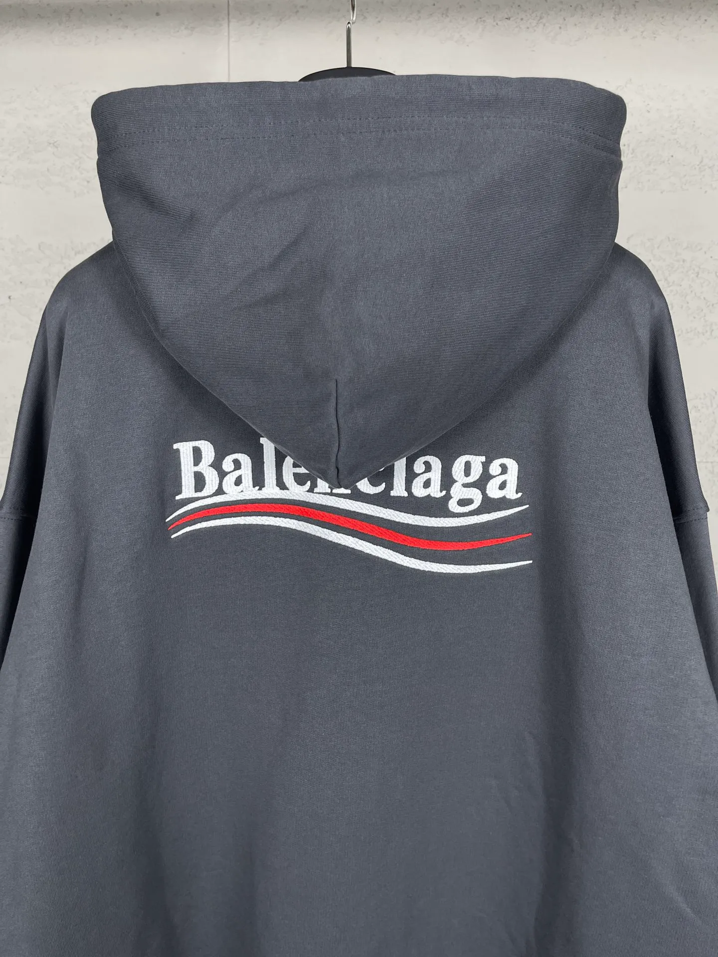 🅿️296 Actual pictures [Top version. Official website quality] BALENCI*GA/Paris. Classic model, #COLA EMBODIMENT HOODED LONG SLEEVE Sweatshirt# The fabric is made of Paris ZP custom-woven and dyed cotton terry sweatshirt, with a weight of 450 grams. The cloth surface is clean. The cloth pattern is clear, soft and comfortable. The threads are dyed with no color difference. The classic letter LOGO pattern is embroidered with an imported Tajima embroidery machine. The letters are clear and have a strong three-dimensional effect. Restored brick cabinets. Welcome to compare. The version adopts OS loose shoulder version. Same style for men and women. Code: BL238035 Color: black, white, cement white, dark gray Size: XS S M L