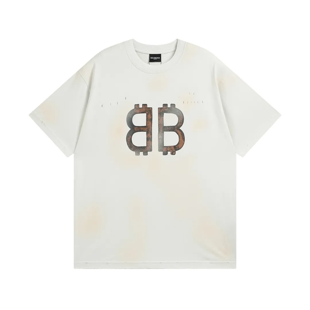🅿️200 detailed pictures [Top version. Official website quality] BALENCI*GA/Paris. 2023 latest mud hand-painted worn distressed short-sleeved T-shirt. Brick cabinet synchronization. ⚠️Difference in market currency. YB development. Color system is black and blue. Worn. Hand-painted consistent with ZP,‼ ️The fabric is made of Paris ZP custom-woven and dyed 100% double yarn compact cotton. The weight is 260 grams. The cloth surface is clean. The cloth pattern is clear, soft and comfortable. The threads are dyed with no color difference. Ready-made garments are hand-painted, worn, and distressed, with heavy craftsmanship. Comparisons welcome. The version adopts OS loose shoulder design. Same style for men and women. Code: BL223202 Color: black blue, off-white, smoky gray, royal blue. Size: XS to L