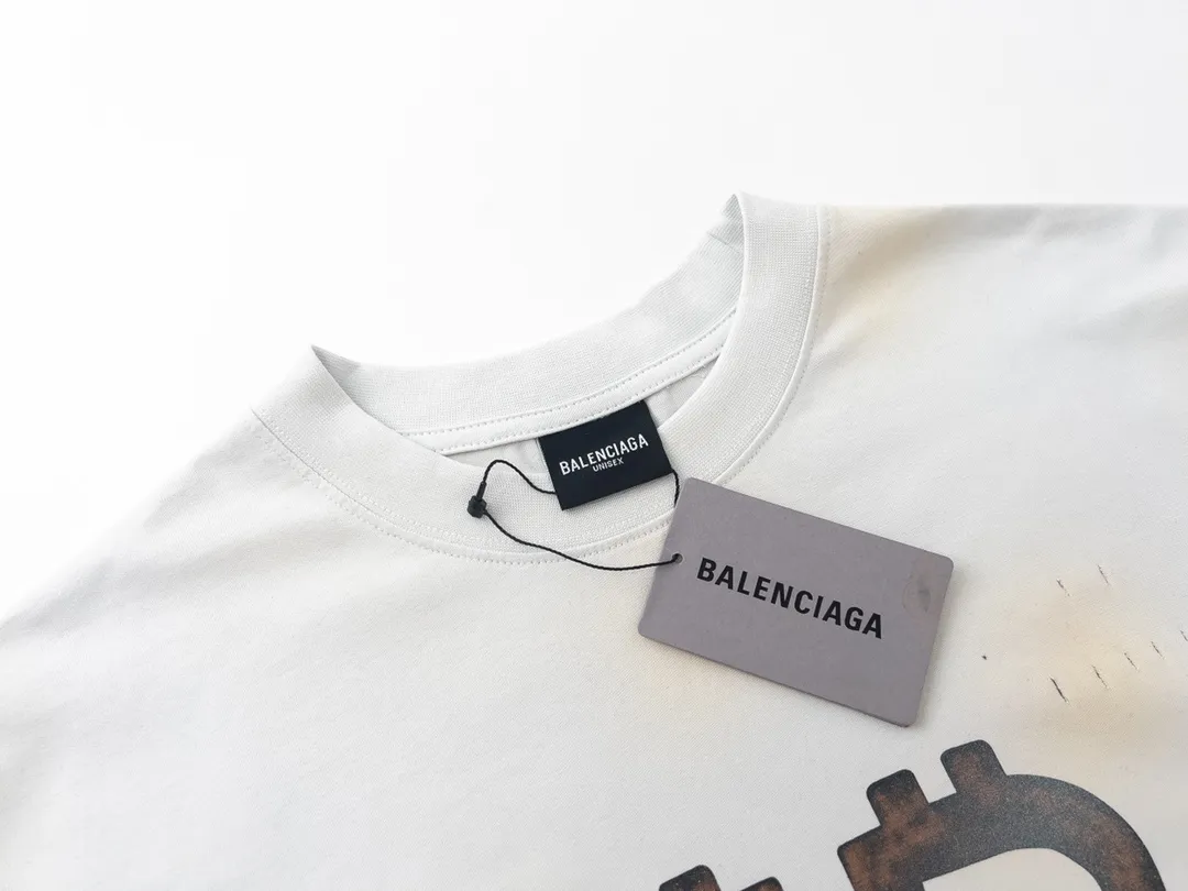 🅿️200 detailed pictures [Top version. Official website quality] BALENCI*GA/Paris. 2023 latest mud hand-painted worn distressed short-sleeved T-shirt. Brick cabinet synchronization. ⚠️Difference in market currency. YB development. Color system is black and blue. Worn. Hand-painted consistent with ZP,‼ ️The fabric is made of Paris ZP custom-woven and dyed 100% double yarn compact cotton. The weight is 260 grams. The cloth surface is clean. The cloth pattern is clear, soft and comfortable. The threads are dyed with no color difference. Ready-made garments are hand-painted, worn, and distressed, with heavy craftsmanship. Comparisons welcome. The version adopts OS loose shoulder design. Same style for men and women. Code: BL223202 Color: black blue, off-white, smoky gray, royal blue. Size: XS to L