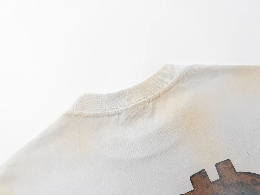 🅿️200 detailed pictures [Top version. Official website quality] BALENCI*GA/Paris. 2023 latest mud hand-painted worn distressed short-sleeved T-shirt. Brick cabinet synchronization. ⚠️Difference in market currency. YB development. Color system is black and blue. Worn. Hand-painted consistent with ZP,‼ ️The fabric is made of Paris ZP custom-woven and dyed 100% double yarn compact cotton. The weight is 260 grams. The cloth surface is clean. The cloth pattern is clear, soft and comfortable. The threads are dyed with no color difference. Ready-made garments are hand-painted, worn, and distressed, with heavy craftsmanship. Comparisons welcome. The version adopts OS loose shoulder design. Same style for men and women. Code: BL223202 Color: black blue, off-white, smoky gray, royal blue. Size: XS to L