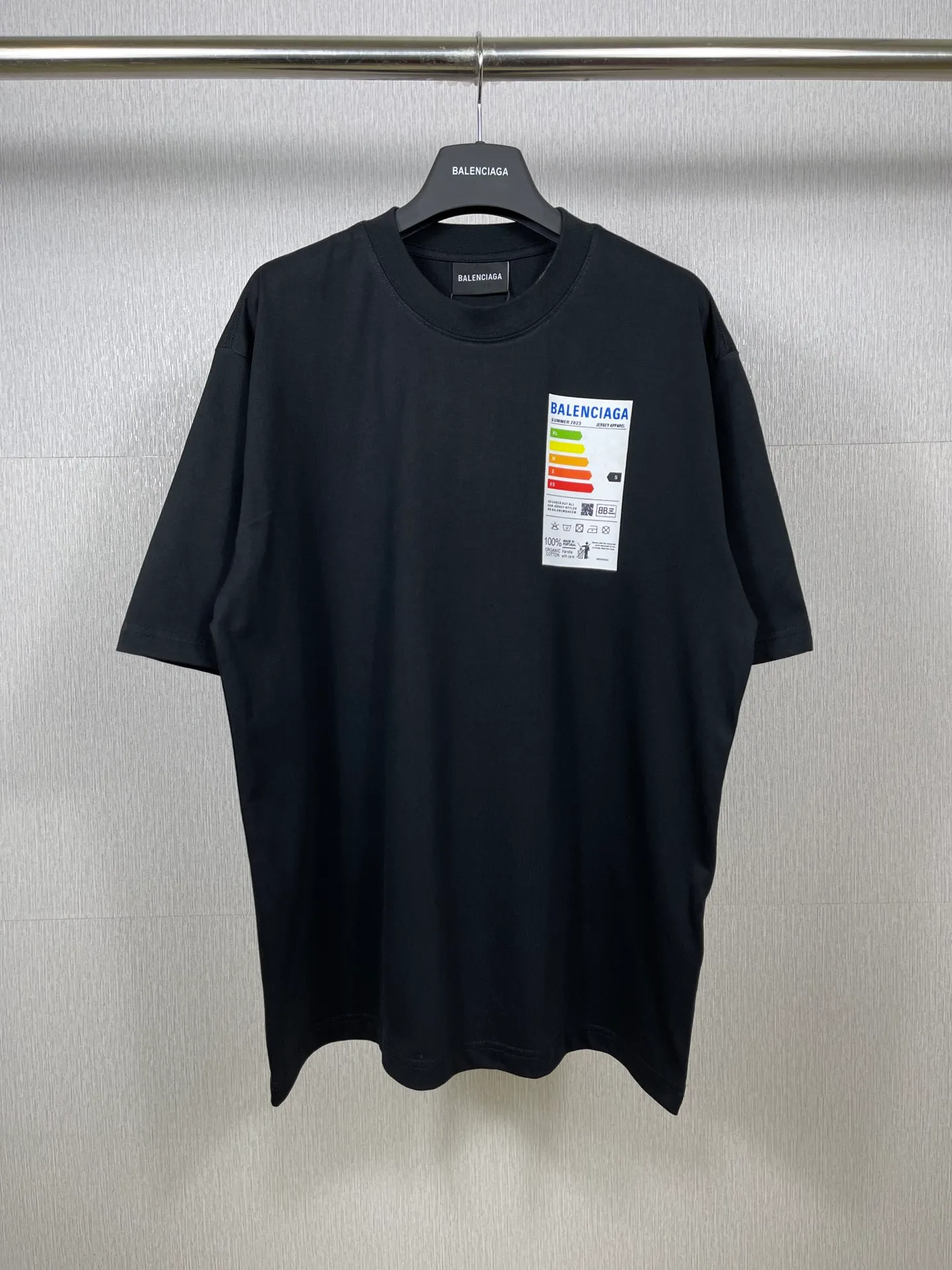 🅿️176 Real photos [Top version. Official website quality] BALENCI*GA/Paris BALENCI*GA# 2023 spring and summer new style, refrigerator energy meter environmental protection logo short-sleeved T-shirt. 2023 spring and summer new product. Brick cabinet synchronization. The fabric is made of Paris ZP custom-woven and dyed 100% cotton double yarn compact cotton. The weight is 260 grams. The cloth surface is clean. The cloth pattern is clear. Soft and comfortable. Good color fastness. Not easy to change color. The threads are woven and dyed with no color difference. The printing uses imported environmentally friendly rubber paddles, cutting piece positioning, precision stencils, fine LOGO letters, clear letters, no burrs. The effect is three-dimensional, which is different from ordinary printing in the market. Restore brick cabinets. Comparisons welcome. The version adopts OS loose shoulder design. Same style for men and women. Code: BL223097 Color: Black. Beige Size: XS to L