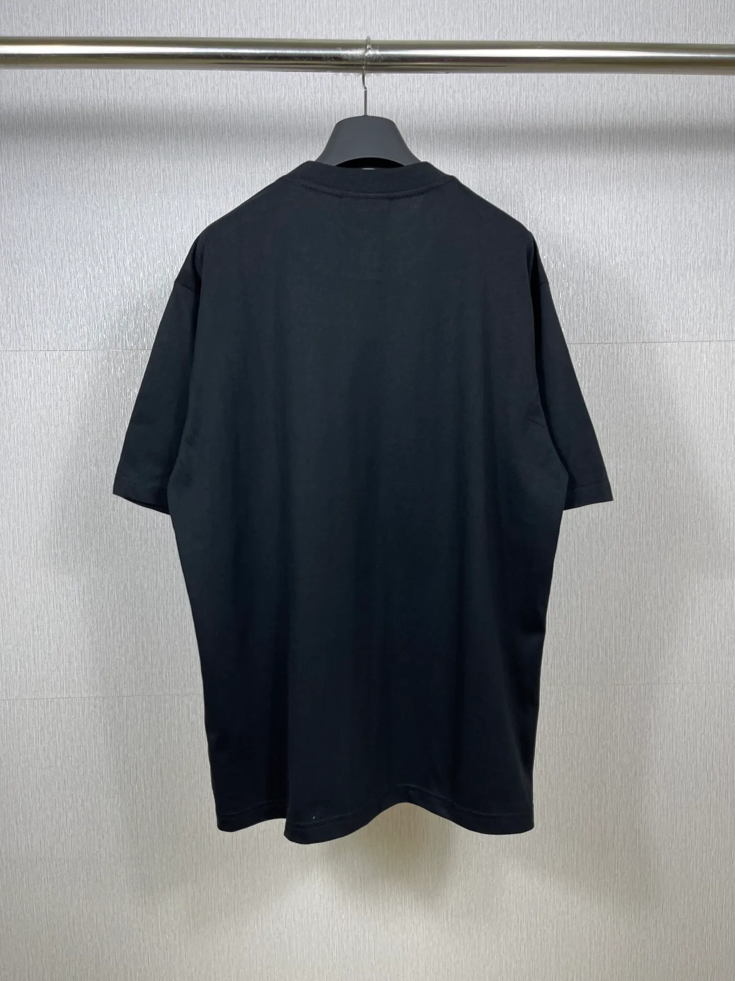🅿️176 Real photos [Top version. Official website quality] BALENCI*GA/Paris BALENCI*GA# 2023 spring and summer new style, refrigerator energy meter environmental protection logo short-sleeved T-shirt. 2023 spring and summer new product. Brick cabinet synchronization. The fabric is made of Paris ZP custom-woven and dyed 100% cotton double yarn compact cotton. The weight is 260 grams. The cloth surface is clean. The cloth pattern is clear. Soft and comfortable. Good color fastness. Not easy to change color. The threads are woven and dyed with no color difference. The printing uses imported environmentally friendly rubber paddles, cutting piece positioning, precision stencils, fine LOGO letters, clear letters, no burrs. The effect is three-dimensional, which is different from ordinary printing in the market. Restore brick cabinets. Comparisons welcome. The version adopts OS loose shoulder design. Same style for men and women. Code: BL223097 Color: Black. Beige Size: XS to L