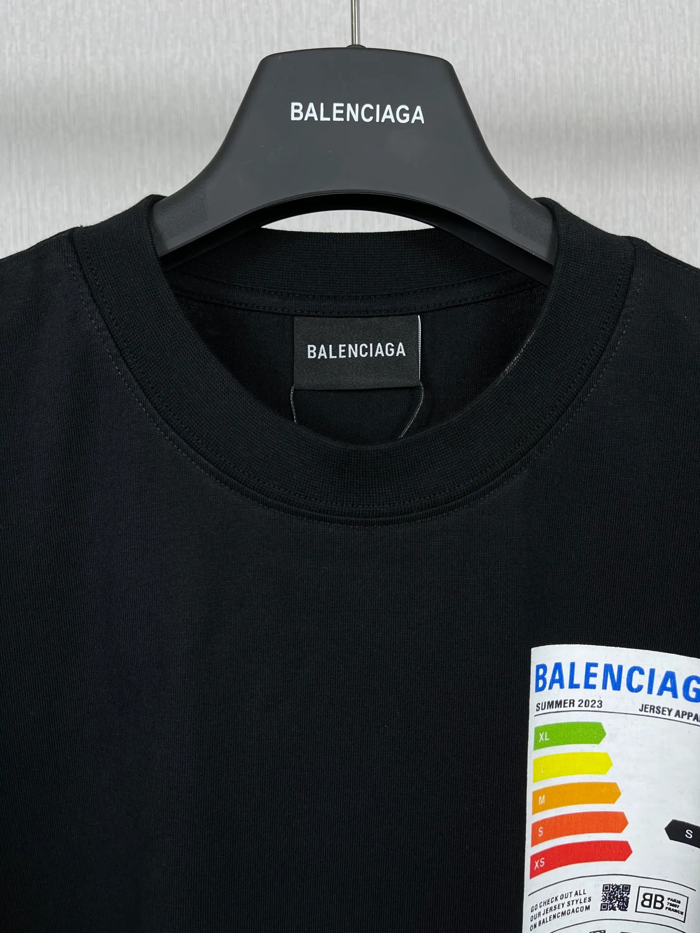 🅿️176 Real photos [Top version. Official website quality] BALENCI*GA/Paris BALENCI*GA# 2023 spring and summer new style, refrigerator energy meter environmental protection logo short-sleeved T-shirt. 2023 spring and summer new product. Brick cabinet synchronization. The fabric is made of Paris ZP custom-woven and dyed 100% cotton double yarn compact cotton. The weight is 260 grams. The cloth surface is clean. The cloth pattern is clear. Soft and comfortable. Good color fastness. Not easy to change color. The threads are woven and dyed with no color difference. The printing uses imported environmentally friendly rubber paddles, cutting piece positioning, precision stencils, fine LOGO letters, clear letters, no burrs. The effect is three-dimensional, which is different from ordinary printing in the market. Restore brick cabinets. Comparisons welcome. The version adopts OS loose shoulder design. Same style for men and women. Code: BL223097 Color: Black. Beige Size: XS to L