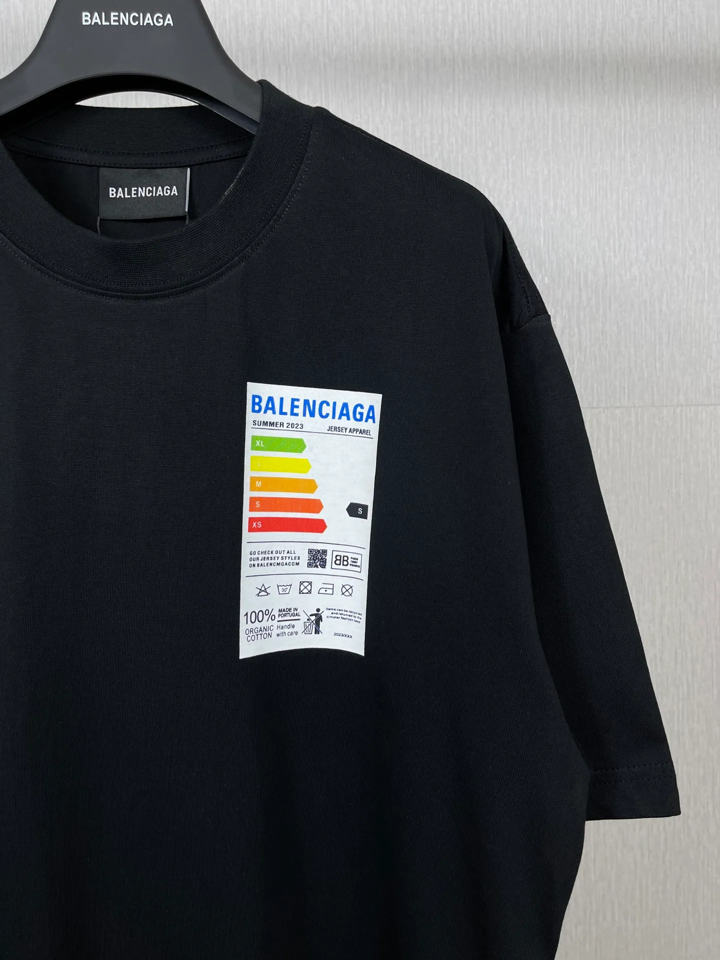 🅿️176 Real photos [Top version. Official website quality] BALENCI*GA/Paris BALENCI*GA# 2023 spring and summer new style, refrigerator energy meter environmental protection logo short-sleeved T-shirt. 2023 spring and summer new product. Brick cabinet synchronization. The fabric is made of Paris ZP custom-woven and dyed 100% cotton double yarn compact cotton. The weight is 260 grams. The cloth surface is clean. The cloth pattern is clear. Soft and comfortable. Good color fastness. Not easy to change color. The threads are woven and dyed with no color difference. The printing uses imported environmentally friendly rubber paddles, cutting piece positioning, precision stencils, fine LOGO letters, clear letters, no burrs. The effect is three-dimensional, which is different from ordinary printing in the market. Restore brick cabinets. Comparisons welcome. The version adopts OS loose shoulder design. Same style for men and women. Code: BL223097 Color: Black. Beige Size: XS to L