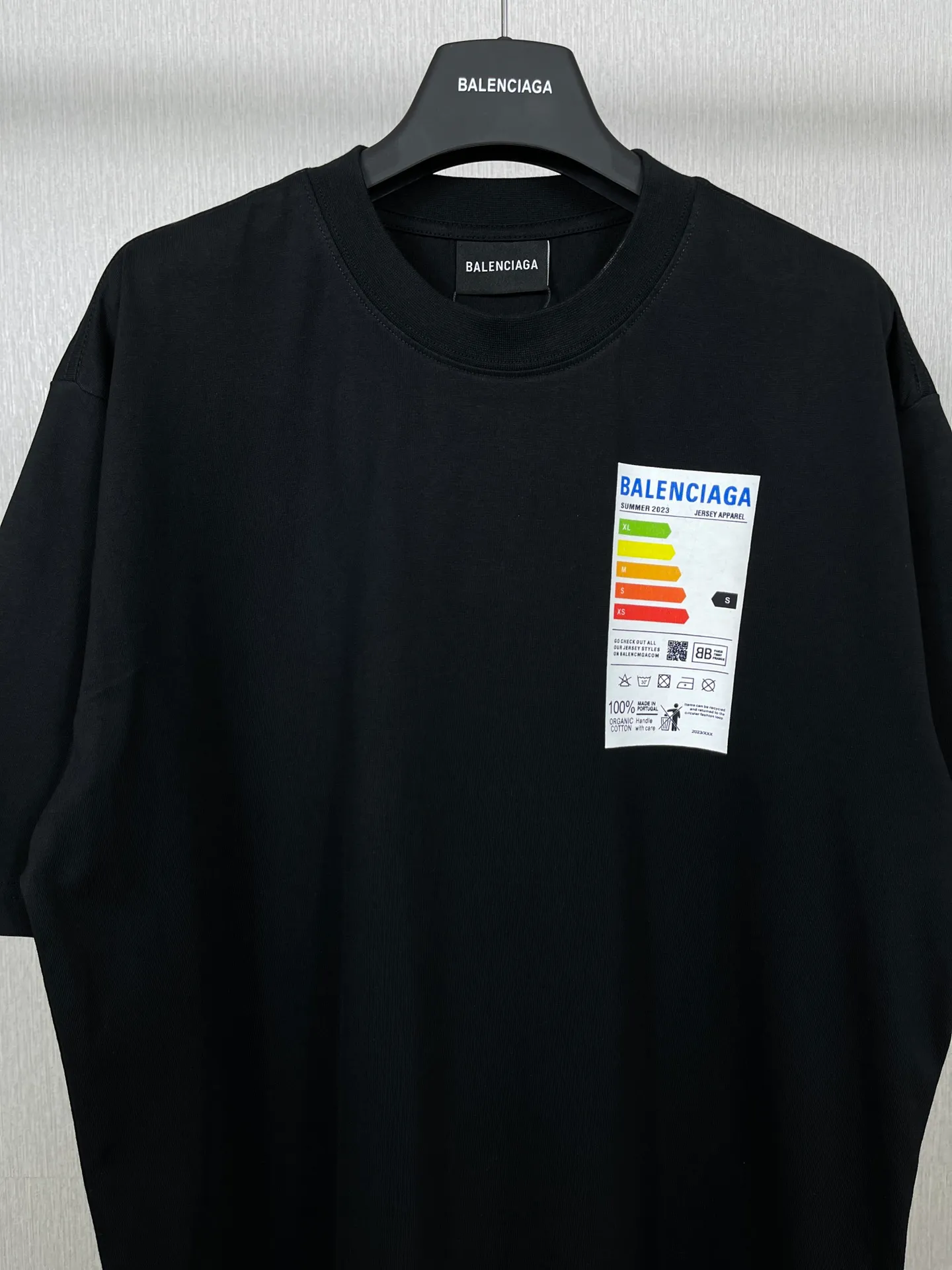 🅿️176 Real photos [Top version. Official website quality] BALENCI*GA/Paris BALENCI*GA# 2023 spring and summer new style, refrigerator energy meter environmental protection logo short-sleeved T-shirt. 2023 spring and summer new product. Brick cabinet synchronization. The fabric is made of Paris ZP custom-woven and dyed 100% cotton double yarn compact cotton. The weight is 260 grams. The cloth surface is clean. The cloth pattern is clear. Soft and comfortable. Good color fastness. Not easy to change color. The threads are woven and dyed with no color difference. The printing uses imported environmentally friendly rubber paddles, cutting piece positioning, precision stencils, fine LOGO letters, clear letters, no burrs. The effect is three-dimensional, which is different from ordinary printing in the market. Restore brick cabinets. Comparisons welcome. The version adopts OS loose shoulder design. Same style for men and women. Code: BL223097 Color: Black. Beige Size: XS to L