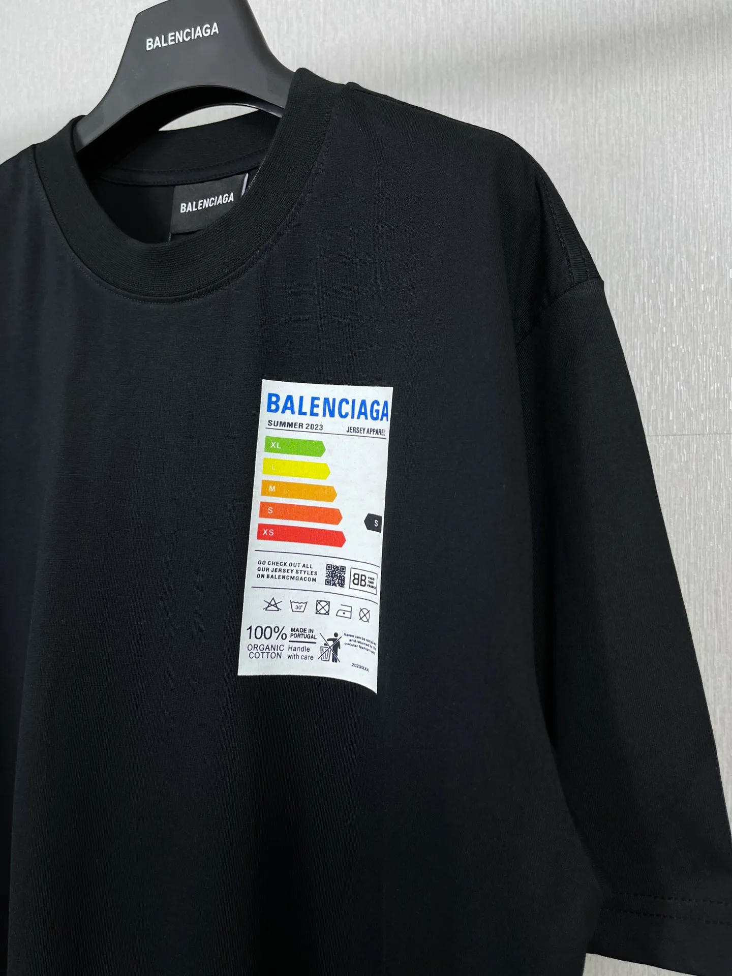 🅿️176 Real photos [Top version. Official website quality] BALENCI*GA/Paris BALENCI*GA# 2023 spring and summer new style, refrigerator energy meter environmental protection logo short-sleeved T-shirt. 2023 spring and summer new product. Brick cabinet synchronization. The fabric is made of Paris ZP custom-woven and dyed 100% cotton double yarn compact cotton. The weight is 260 grams. The cloth surface is clean. The cloth pattern is clear. Soft and comfortable. Good color fastness. Not easy to change color. The threads are woven and dyed with no color difference. The printing uses imported environmentally friendly rubber paddles, cutting piece positioning, precision stencils, fine LOGO letters, clear letters, no burrs. The effect is three-dimensional, which is different from ordinary printing in the market. Restore brick cabinets. Comparisons welcome. The version adopts OS loose shoulder design. Same style for men and women. Code: BL223097 Color: Black. Beige Size: XS to L