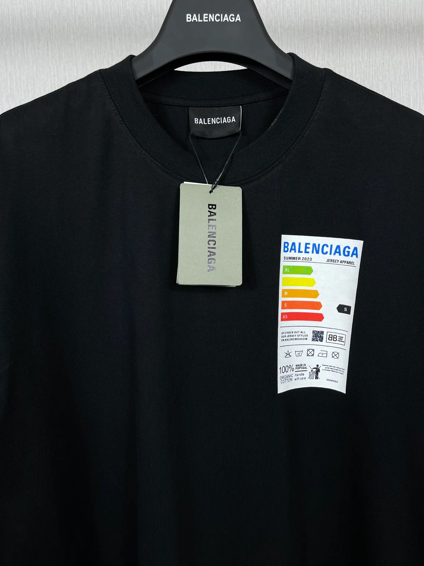 🅿️176 Real photos [Top version. Official website quality] BALENCI*GA/Paris BALENCI*GA# 2023 spring and summer new style, refrigerator energy meter environmental protection logo short-sleeved T-shirt. 2023 spring and summer new product. Brick cabinet synchronization. The fabric is made of Paris ZP custom-woven and dyed 100% cotton double yarn compact cotton. The weight is 260 grams. The cloth surface is clean. The cloth pattern is clear. Soft and comfortable. Good color fastness. Not easy to change color. The threads are woven and dyed with no color difference. The printing uses imported environmentally friendly rubber paddles, cutting piece positioning, precision stencils, fine LOGO letters, clear letters, no burrs. The effect is three-dimensional, which is different from ordinary printing in the market. Restore brick cabinets. Comparisons welcome. The version adopts OS loose shoulder design. Same style for men and women. Code: BL223097 Color: Black. Beige Size: XS to L