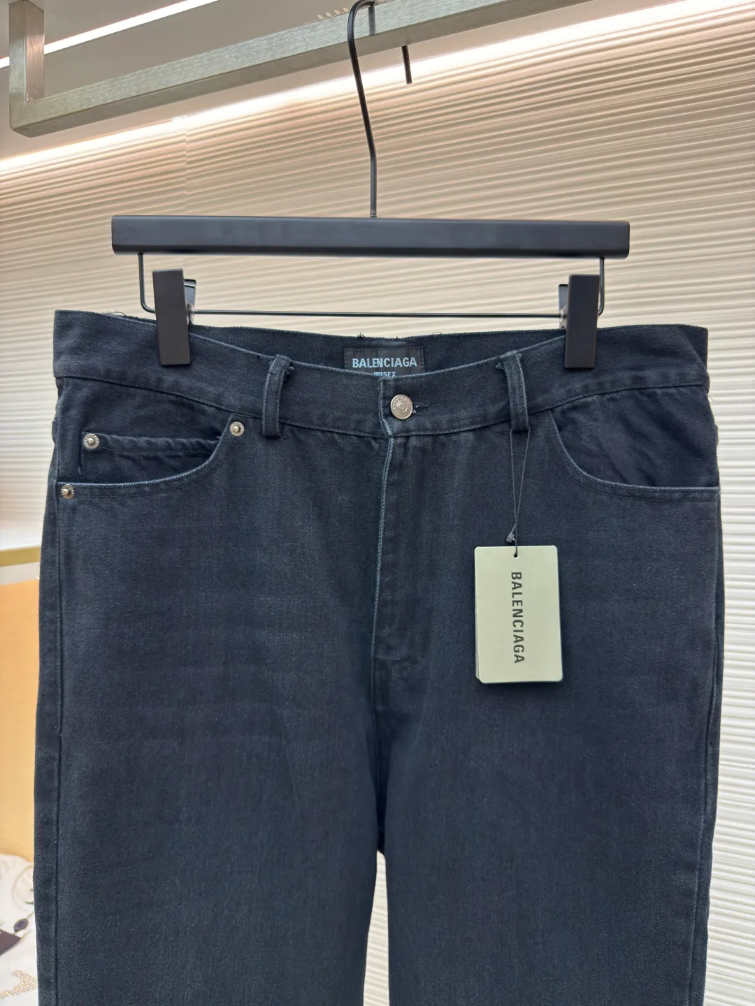 Balenciaga solid color loose flared jeans ●Original version: Purchased and developed for 6500 ●Item number: 1680645-A85 ●Material: denim fabric ●Technology: washed production ●Version: fitted version ●Weight: about 720 grams ●Size: XS-S-M-L ●Description: Cut from high-quality four-way stretch denim fabric, soft, delicate, drapey, moist fabric, extremely high density, stiff and stylish to the touch, not stiff. The overall wiring is straight and delicate, the fabric is comfortable and soft, and the color is consistent without color difference. It can be matched with the same style to create a fashionable look and control various occasions. Customized accessories, complete with three standards, same style for men and women!