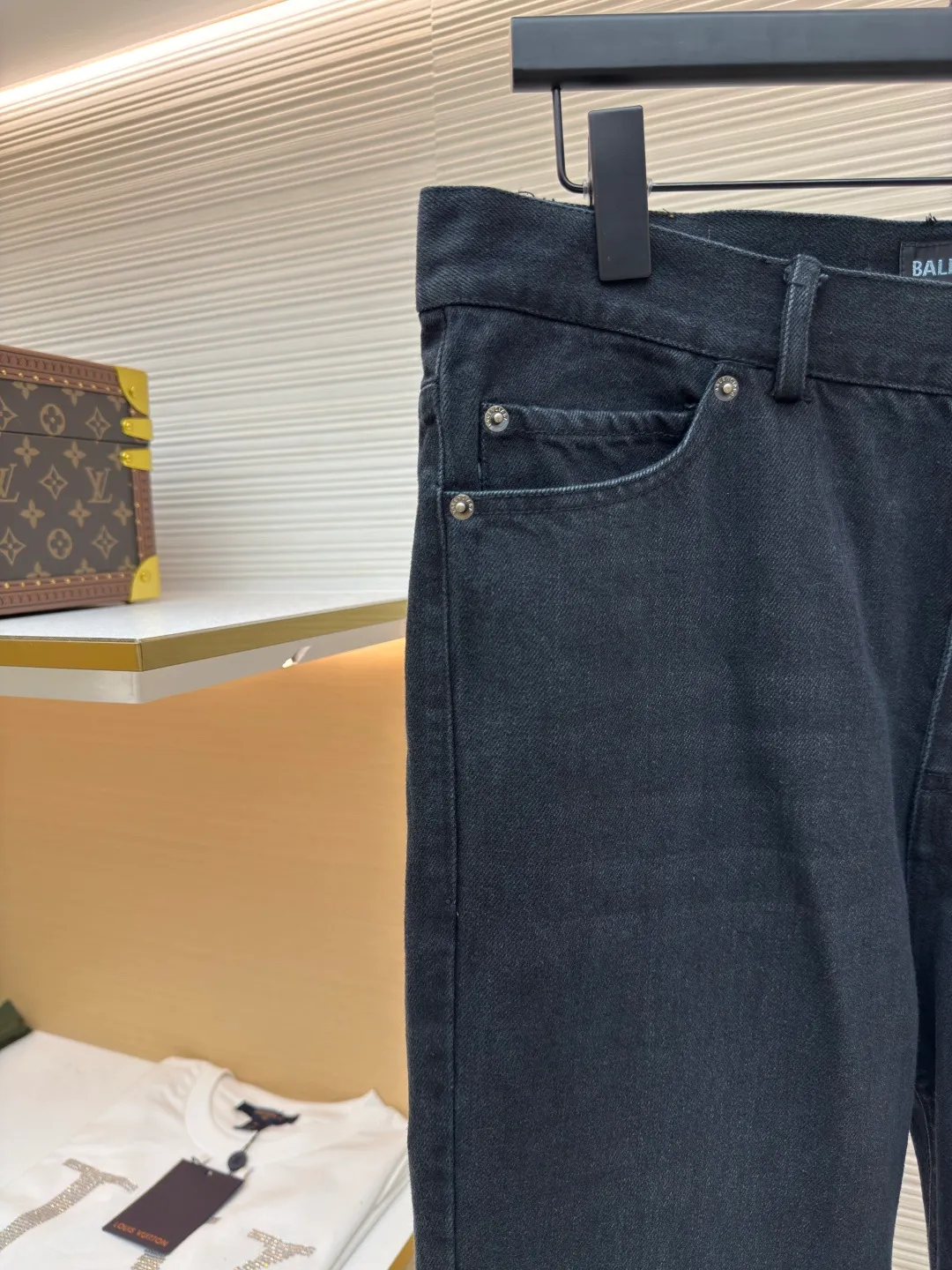Balenciaga solid color loose flared jeans ●Original version: Purchased and developed for 6500 ●Item number: 1680645-A85 ●Material: denim fabric ●Technology: washed production ●Version: fitted version ●Weight: about 720 grams ●Size: XS-S-M-L ●Description: Cut from high-quality four-way stretch denim fabric, soft, delicate, drapey, moist fabric, extremely high density, stiff and stylish to the touch, not stiff. The overall wiring is straight and delicate, the fabric is comfortable and soft, and the color is consistent without color difference. It can be matched with the same style to create a fashionable look and control various occasions. Customized accessories, complete with three standards, same style for men and women!