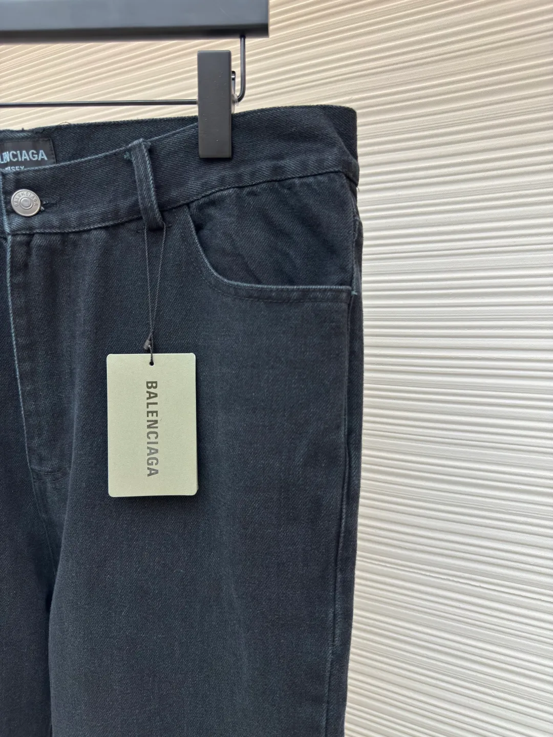 Balenciaga solid color loose flared jeans ●Original version: Purchased and developed for 6500 ●Item number: 1680645-A85 ●Material: denim fabric ●Technology: washed production ●Version: fitted version ●Weight: about 720 grams ●Size: XS-S-M-L ●Description: Cut from high-quality four-way stretch denim fabric, soft, delicate, drapey, moist fabric, extremely high density, stiff and stylish to the touch, not stiff. The overall wiring is straight and delicate, the fabric is comfortable and soft, and the color is consistent without color difference. It can be matched with the same style to create a fashionable look and control various occasions. Customized accessories, complete with three standards, same style for men and women!
