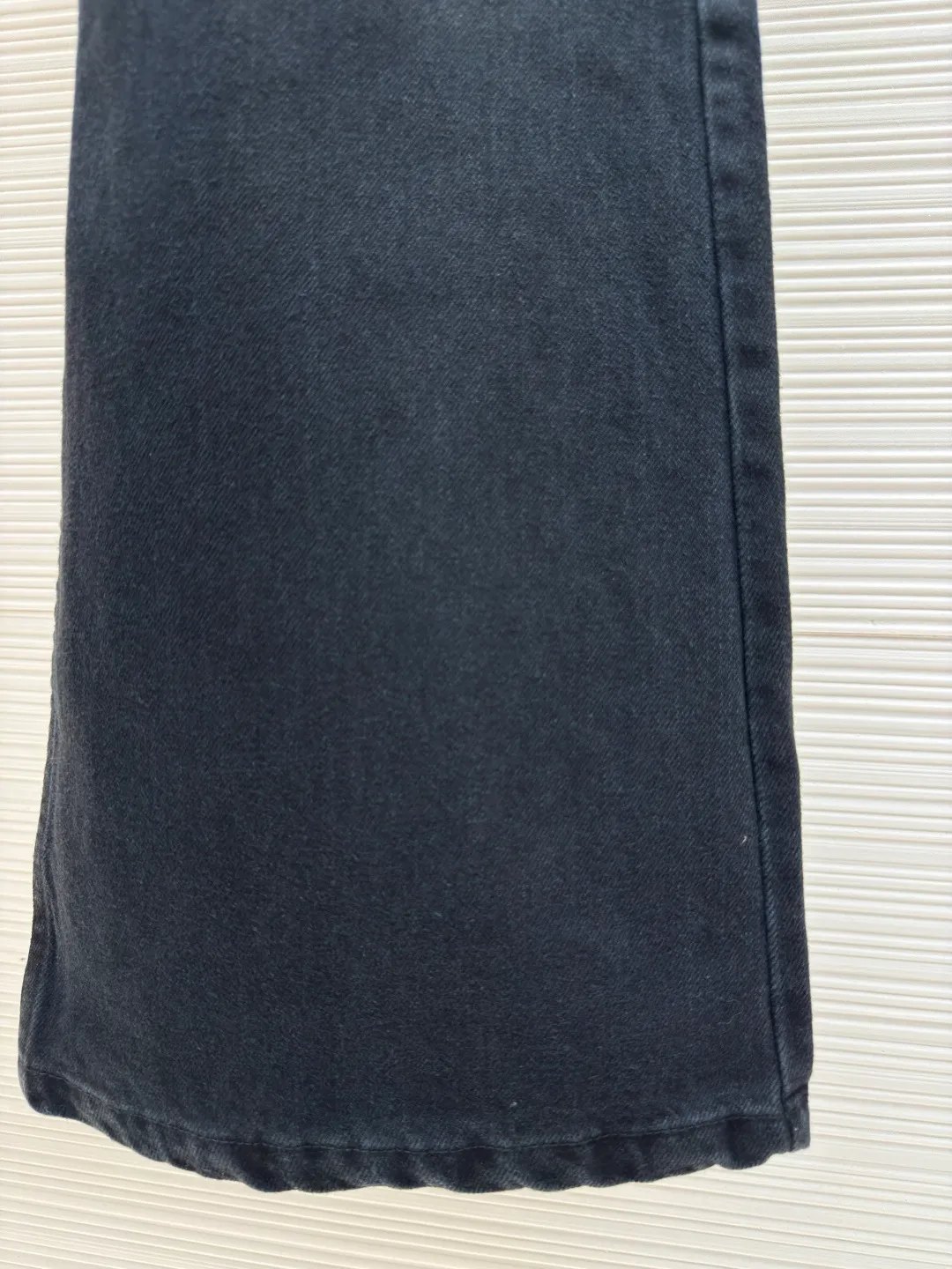 Balenciaga solid color loose flared jeans ●Original version: Purchased and developed for 6500 ●Item number: 1680645-A85 ●Material: denim fabric ●Technology: washed production ●Version: fitted version ●Weight: about 720 grams ●Size: XS-S-M-L ●Description: Cut from high-quality four-way stretch denim fabric, soft, delicate, drapey, moist fabric, extremely high density, stiff and stylish to the touch, not stiff. The overall wiring is straight and delicate, the fabric is comfortable and soft, and the color is consistent without color difference. It can be matched with the same style to create a fashionable look and control various occasions. Customized accessories, complete with three standards, same style for men and women!
