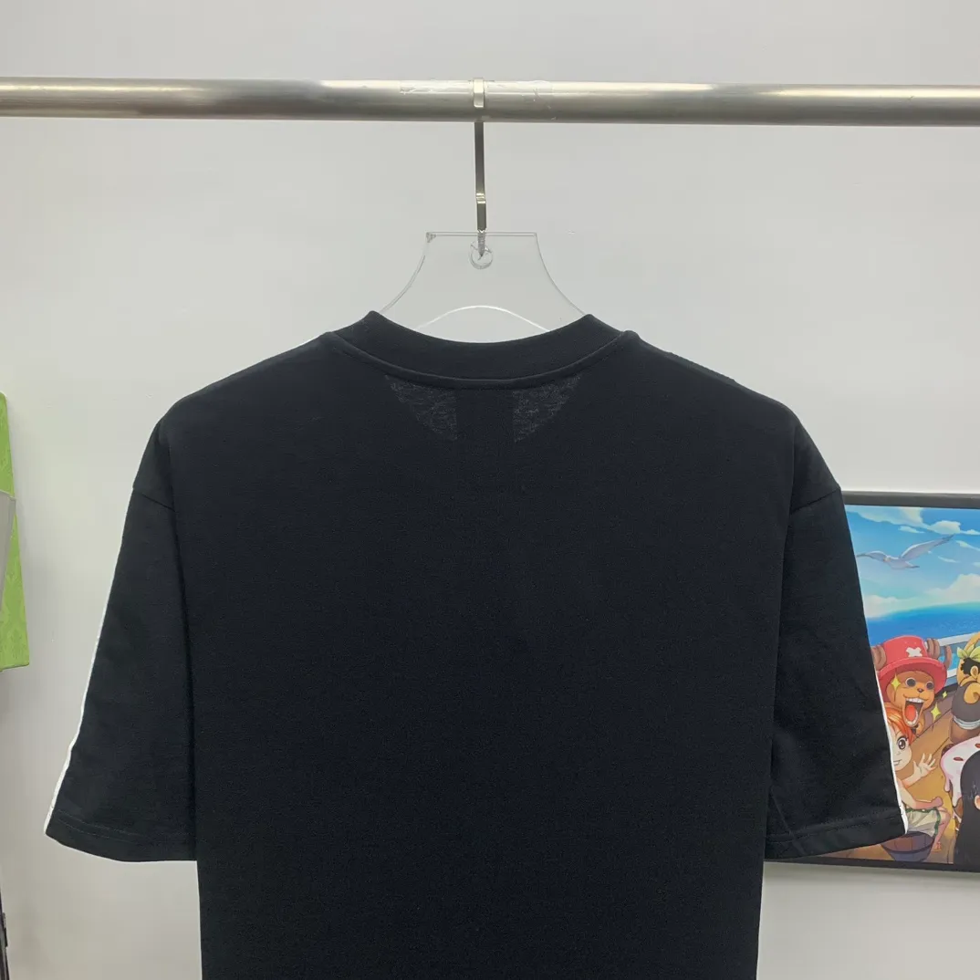 Top tested version 𝐁A𝐋EN𝐂IA𝐆A/Balenciaga three-ribbon classic co-branded T-shirt Fabric: 32 pieces of double yarn 240 grams - counter synchronization #The highest version on the market The original development of custom-woven fabrics is washed and treated with a full sense of thickness The texture is different from market products Highly restored #original mold opening Use imported elliptical machine printing Each print is neatly aligned No burrs Hand-printed front and rear platens Precision mesh production stencil Imported environmentally friendly pulp squeegee, the letters are clearly restored, the letter spacing is the same size as the original version, highly restored to 23ss, the best-selling model on the market, the same style for men and women size: xs s m l color: black white P: 290