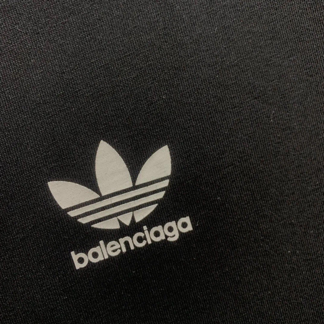 Top tested version 𝐁A𝐋EN𝐂IA𝐆A/Balenciaga three-ribbon classic co-branded T-shirt Fabric: 32 pieces of double yarn 240 grams - counter synchronization #The highest version on the market The original development of custom-woven fabrics is washed and treated with a full sense of thickness The texture is different from market products Highly restored #original mold opening Use imported elliptical machine printing Each print is neatly aligned No burrs Hand-printed front and rear platens Precision mesh production stencil Imported environmentally friendly pulp squeegee, the letters are clearly restored, the letter spacing is the same size as the original version, highly restored to 23ss, the best-selling model on the market, the same style for men and women size: xs s m l color: black white P: 290
