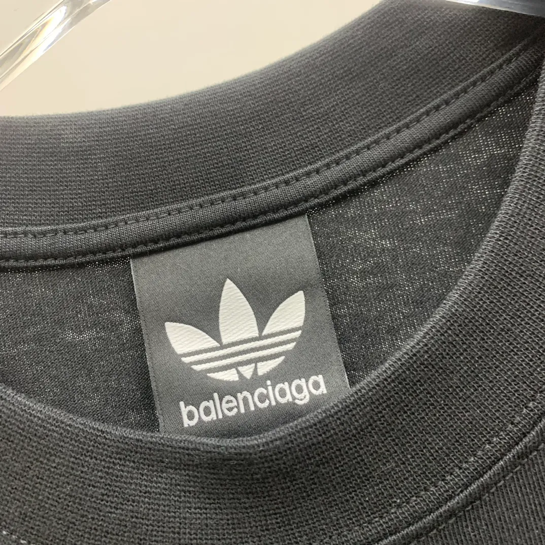 Top tested version 𝐁A𝐋EN𝐂IA𝐆A/Balenciaga three-ribbon classic co-branded T-shirt Fabric: 32 pieces of double yarn 240 grams - counter synchronization #The highest version on the market The original development of custom-woven fabrics is washed and treated with a full sense of thickness The texture is different from market products Highly restored #original mold opening Use imported elliptical machine printing Each print is neatly aligned No burrs Hand-printed front and rear platens Precision mesh production stencil Imported environmentally friendly pulp squeegee, the letters are clearly restored, the letter spacing is the same size as the original version, highly restored to 23ss, the best-selling model on the market, the same style for men and women size: xs s m l color: black white P: 290