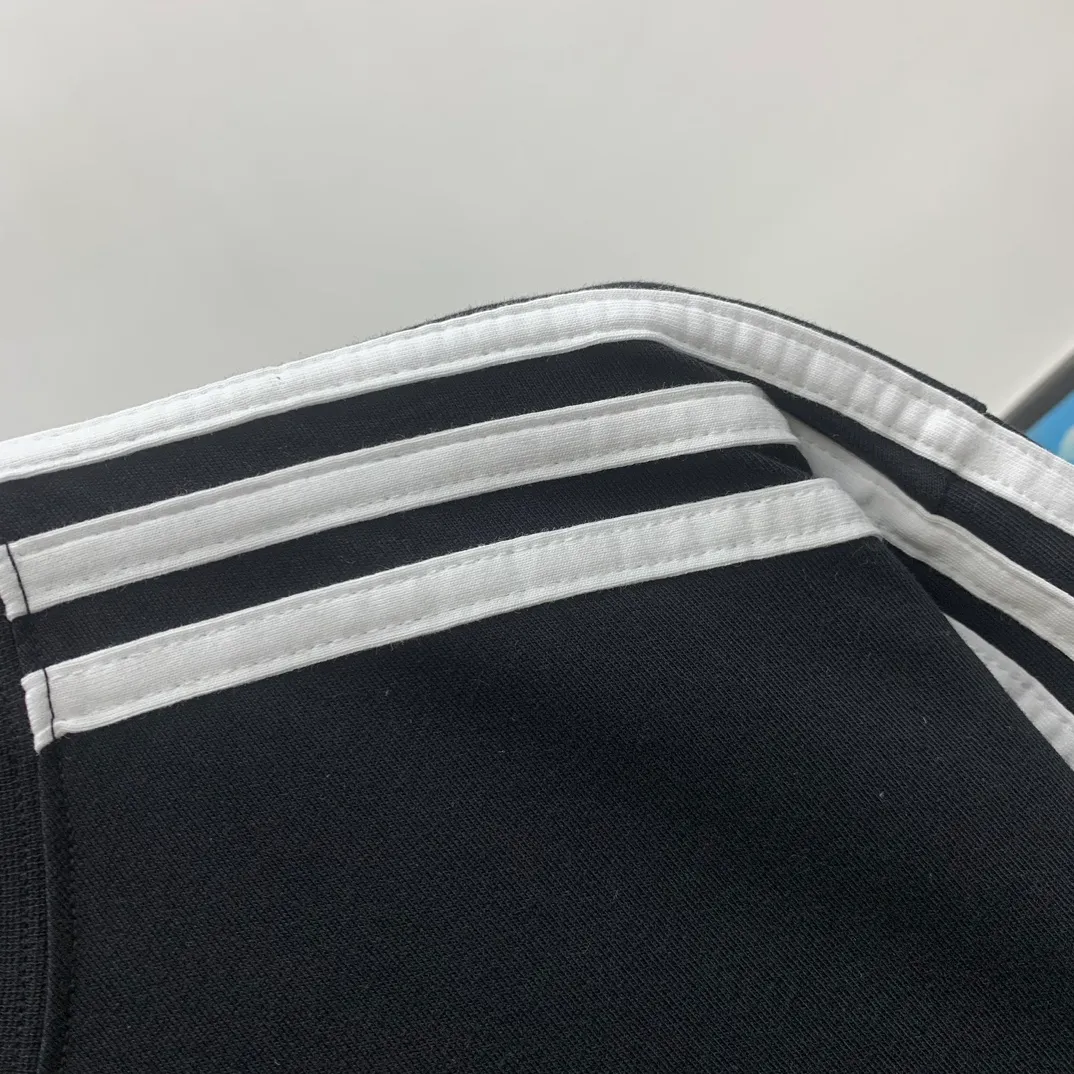 Top tested version 𝐁A𝐋EN𝐂IA𝐆A/Balenciaga three-ribbon classic co-branded T-shirt Fabric: 32 pieces of double yarn 240 grams - counter synchronization #The highest version on the market The original development of custom-woven fabrics is washed and treated with a full sense of thickness The texture is different from market products Highly restored #original mold opening Use imported elliptical machine printing Each print is neatly aligned No burrs Hand-printed front and rear platens Precision mesh production stencil Imported environmentally friendly pulp squeegee, the letters are clearly restored, the letter spacing is the same size as the original version, highly restored to 23ss, the best-selling model on the market, the same style for men and women size: xs s m l color: black white P: 290