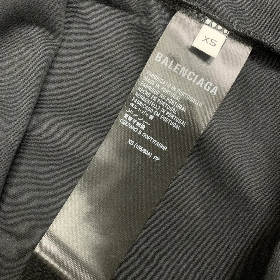 Top tested version 𝐁A𝐋EN𝐂IA𝐆A/Balenciaga three-ribbon classic co-branded T-shirt Fabric: 32 pieces of double yarn 240 grams - counter synchronization #The highest version on the market The original development of custom-woven fabrics is washed and treated with a full sense of thickness The texture is different from market products Highly restored #original mold opening Use imported elliptical machine printing Each print is neatly aligned No burrs Hand-printed front and rear platens Precision mesh production stencil Imported environmentally friendly pulp squeegee, the letters are clearly restored, the letter spacing is the same size as the original version, highly restored to 23ss, the best-selling model on the market, the same style for men and women size: xs s m l color: black white P: 290