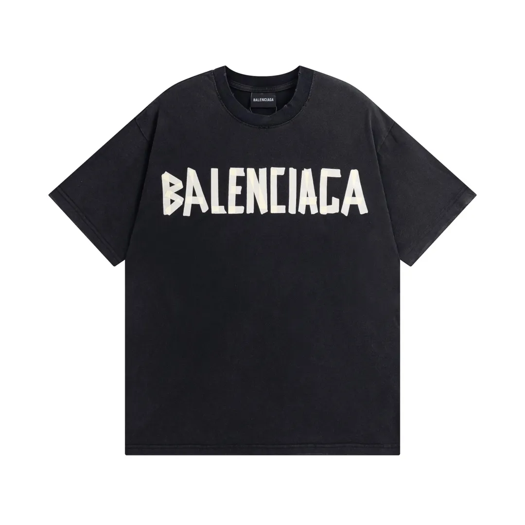 🅿️194 Detailed picture [Top version. Official website quality] BALENCI*GA/Paris. 23ss latest classic model. Tape pulp printing. Ready-to-wear washed and distressed short-sleeved T-shirt. Brick cabinet synchronization. The fabric is made of Paris ZP custom-woven and dyed 100% cotton double yarn compact cotton. The weight is 260 grams, the cloth surface is clean. The cloth pattern is clear, soft and comfortable, and the thread is dyed with no color difference. The classic pattern is printed with environmentally friendly imported materials, and the tape pattern is glued. The letters are clear and the effect is three-dimensional. Restored brick cabinet. The garments were washed and aged, and polished by many hands. Produced by ultra-heavy craftsmanship, the market currency is very different, welcome to compare.                                 Note⚠️ZP is made of iron gray garments that are washed and distressed. Pay attention to the big difference! Welcome to compare! The version adopts OS loose shoulder version. The same style for men and women. Code: BL223089 Color: iron gray, white, fluorescent green, gray blue, coffee color, fog blue, beige gray, burgundy, green, floral gray Size: XS S M L