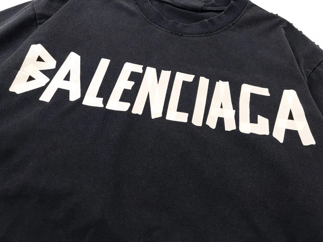 🅿️194 Detailed picture [Top version. Official website quality] BALENCI*GA/Paris. 23ss latest classic model. Tape pulp printing. Ready-to-wear washed and distressed short-sleeved T-shirt. Brick cabinet synchronization. The fabric is made of Paris ZP custom-woven and dyed 100% cotton double yarn compact cotton. The weight is 260 grams, the cloth surface is clean. The cloth pattern is clear, soft and comfortable, and the thread is dyed with no color difference. The classic pattern is printed with environmentally friendly imported materials, and the tape pattern is glued. The letters are clear and the effect is three-dimensional. Restored brick cabinet. The garments were washed and aged, and polished by many hands. Produced by ultra-heavy craftsmanship, the market currency is very different, welcome to compare.                                 Note⚠️ZP is made of iron gray garments that are washed and distressed. Pay attention to the big difference! Welcome to compare! The version adopts OS loose shoulder version. The same style for men and women. Code: BL223089 Color: iron gray, white, fluorescent green, gray blue, coffee color, fog blue, beige gray, burgundy, green, floral gray Size: XS S M L