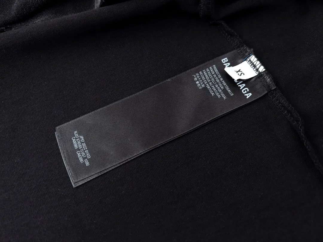 🅿️194 Detailed picture [Top version. Official website quality] BALENCI*GA/Paris. 23ss latest classic model. Tape pulp printing. Ready-to-wear washed and distressed short-sleeved T-shirt. Brick cabinet synchronization. The fabric is made of Paris ZP custom-woven and dyed 100% cotton double yarn compact cotton. The weight is 260 grams, the cloth surface is clean. The cloth pattern is clear, soft and comfortable, and the thread is dyed with no color difference. The classic pattern is printed with environmentally friendly imported materials, and the tape pattern is glued. The letters are clear and the effect is three-dimensional. Restored brick cabinet. The garments were washed and aged, and polished by many hands. Produced by ultra-heavy craftsmanship, the market currency is very different, welcome to compare.                                 Note⚠️ZP is made of iron gray garments that are washed and distressed. Pay attention to the big difference! Welcome to compare! The version adopts OS loose shoulder version. The same style for men and women. Code: BL223089 Color: iron gray, white, fluorescent green, gray blue, coffee color, fog blue, beige gray, burgundy, green, floral gray Size: XS S M L