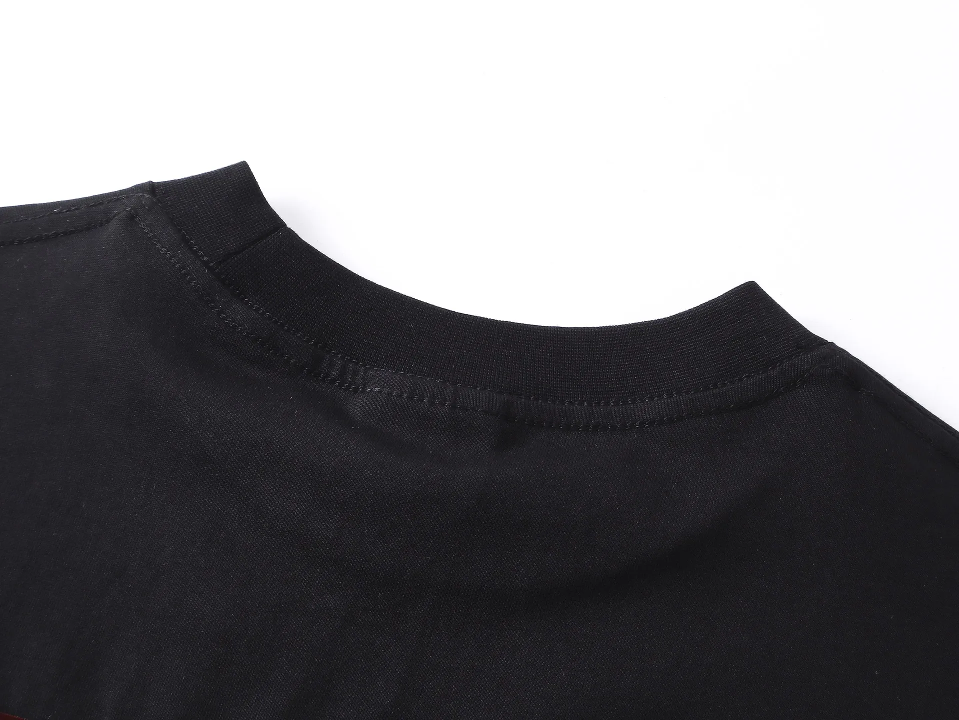 🅿️250 Actual pictures [Top version. Official website quality] BALENCI*GA/Paris #2025 new style long-sleeved T-shirt with embroidered front and rear letter LOGO tape, full of design. Welcome to compare. The fabric is made of Paris ZP custom-woven and dyed cotton double yarn, weight 260 grams, clean cloth surface, clear cloth pattern, soft and comfortable. The threads are dyed with no color difference. The classic letter LOGO is embroidered with imported Tajima embroidery machine. The tape is stamped with imported transparent glue. The effect is three-dimensional. Restore the brick cabinet, adopt OS loose shoulder style. Same style for men and women. Code: BL255091 Color: Black Size: XS S M L