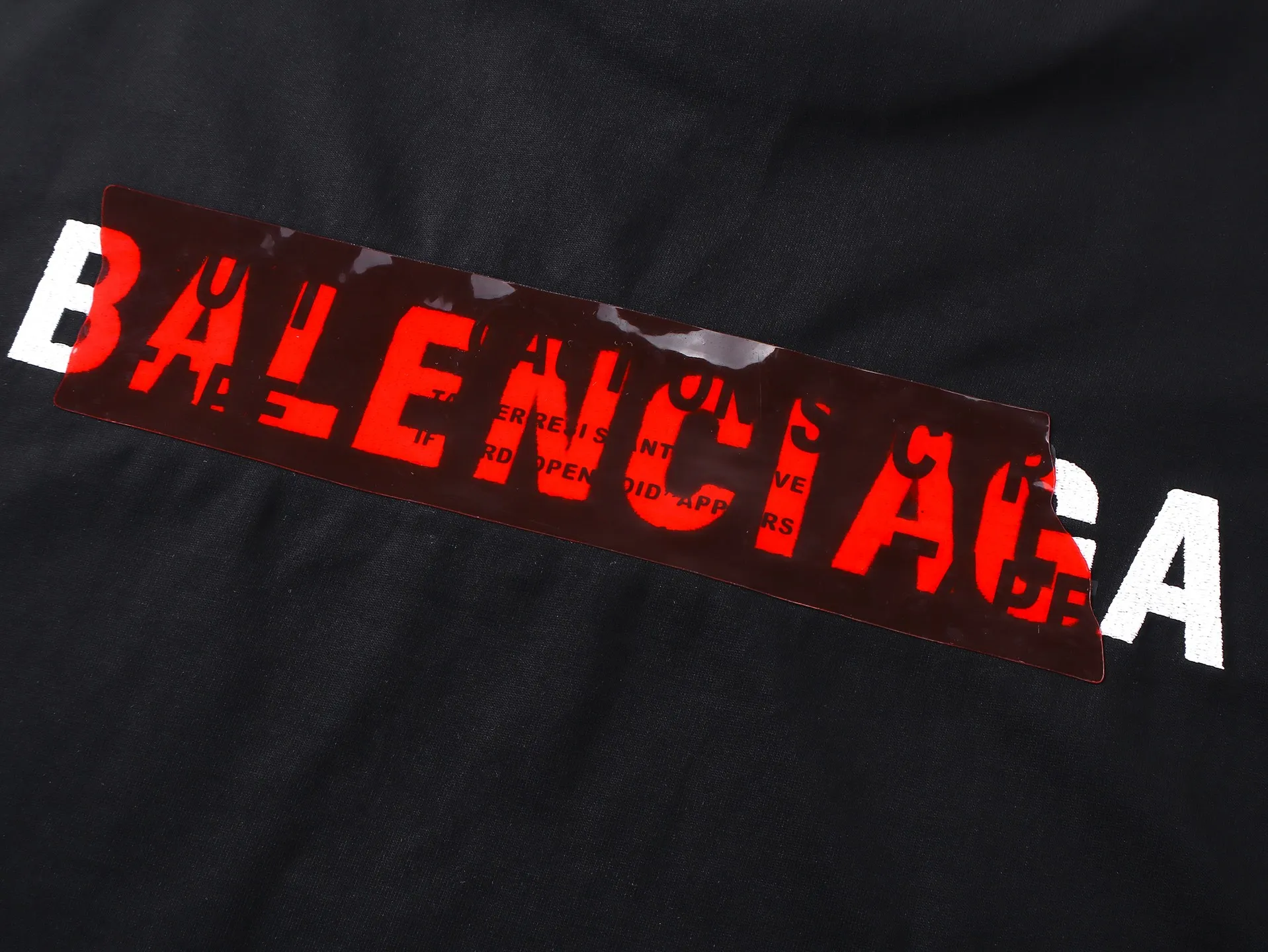 🅿️250 Actual pictures [Top version. Official website quality] BALENCI*GA/Paris #2025 new style long-sleeved T-shirt with embroidered front and rear letter LOGO tape, full of design. Welcome to compare. The fabric is made of Paris ZP custom-woven and dyed cotton double yarn, weight 260 grams, clean cloth surface, clear cloth pattern, soft and comfortable. The threads are dyed with no color difference. The classic letter LOGO is embroidered with imported Tajima embroidery machine. The tape is stamped with imported transparent glue. The effect is three-dimensional. Restore the brick cabinet, adopt OS loose shoulder style. Same style for men and women. Code: BL255091 Color: Black Size: XS S M L