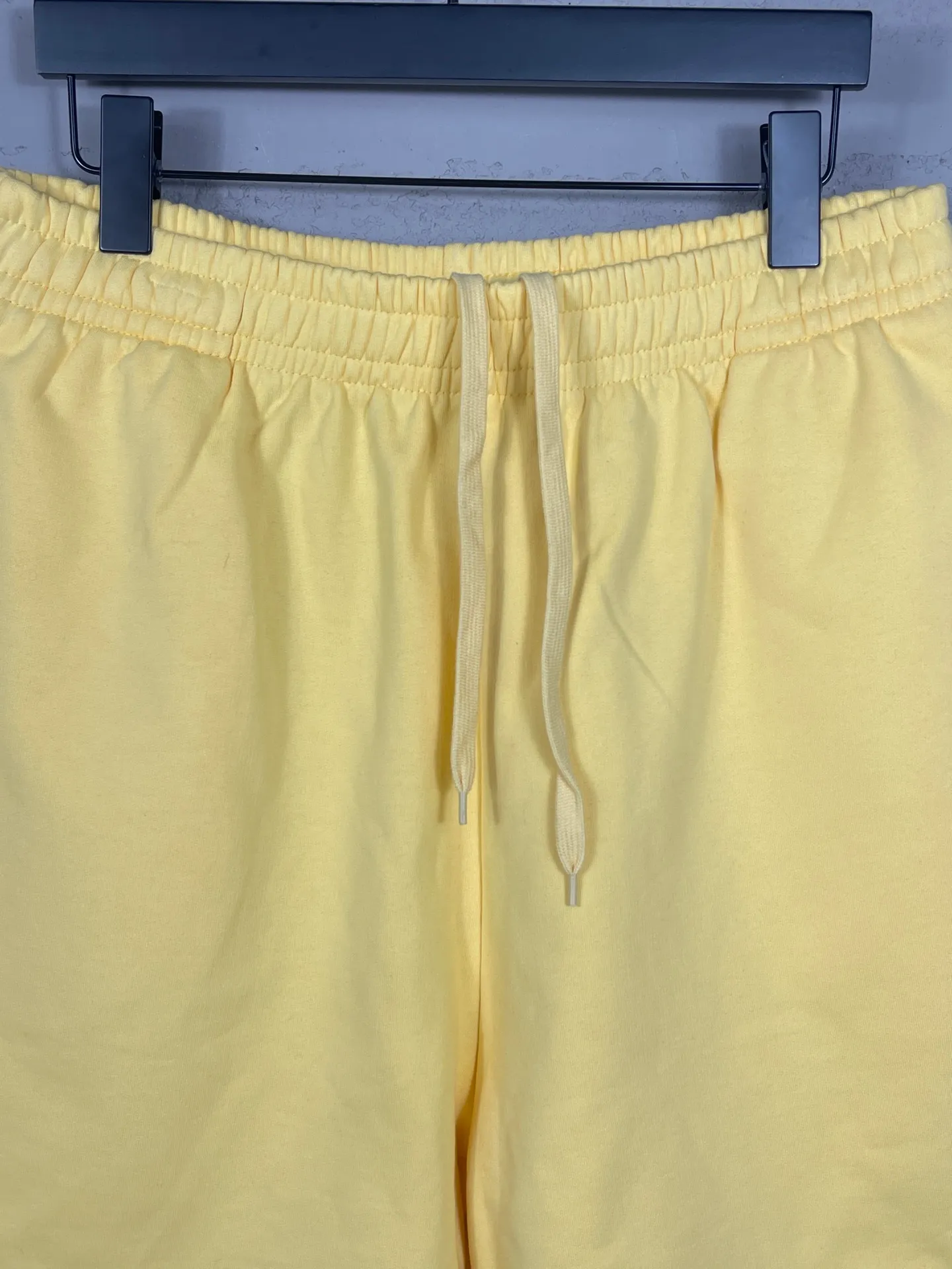 🅿️220 real photos [Top version. Official website quality] BALENCI*GA/Paris. 2025 new model. The wheat ear LOGO embroidery on the front is washed, distressed and frayed shorts. The brick cabinet is synchronized. The original product is developed at the first time, please print and compare! The fabric is made of Paris ZP custom-woven and dyed 100% cotton terry sweatshirt. The weight is 460 grams. The cloth surface is clean. The cloth pattern is clear and the hand feels soft and comfortable. The embroidery is embroidered with an imported Tajima embroidery machine. The letters are clear and the effect is three-dimensional. The version adopts a loose version. Same style for men and women. Code: BL257007 Color: washed black, yellow Size: XS S M L