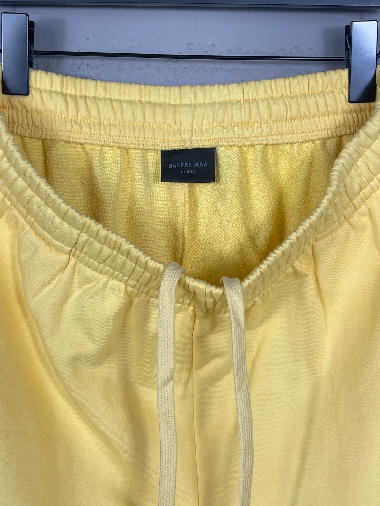 🅿️220 real photos [Top version. Official website quality] BALENCI*GA/Paris. 2025 new model. The wheat ear LOGO embroidery on the front is washed, distressed and frayed shorts. The brick cabinet is synchronized. The original product is developed at the first time, please print and compare! The fabric is made of Paris ZP custom-woven and dyed 100% cotton terry sweatshirt. The weight is 460 grams. The cloth surface is clean. The cloth pattern is clear and the hand feels soft and comfortable. The embroidery is embroidered with an imported Tajima embroidery machine. The letters are clear and the effect is three-dimensional. The version adopts a loose version. Same style for men and women. Code: BL257007 Color: washed black, yellow Size: XS S M L