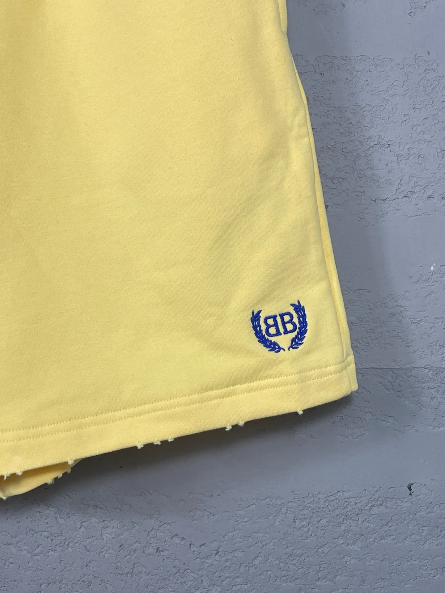 🅿️220 real photos [Top version. Official website quality] BALENCI*GA/Paris. 2025 new model. The wheat ear LOGO embroidery on the front is washed, distressed and frayed shorts. The brick cabinet is synchronized. The original product is developed at the first time, please print and compare! The fabric is made of Paris ZP custom-woven and dyed 100% cotton terry sweatshirt. The weight is 460 grams. The cloth surface is clean. The cloth pattern is clear and the hand feels soft and comfortable. The embroidery is embroidered with an imported Tajima embroidery machine. The letters are clear and the effect is three-dimensional. The version adopts a loose version. Same style for men and women. Code: BL257007 Color: washed black, yellow Size: XS S M L