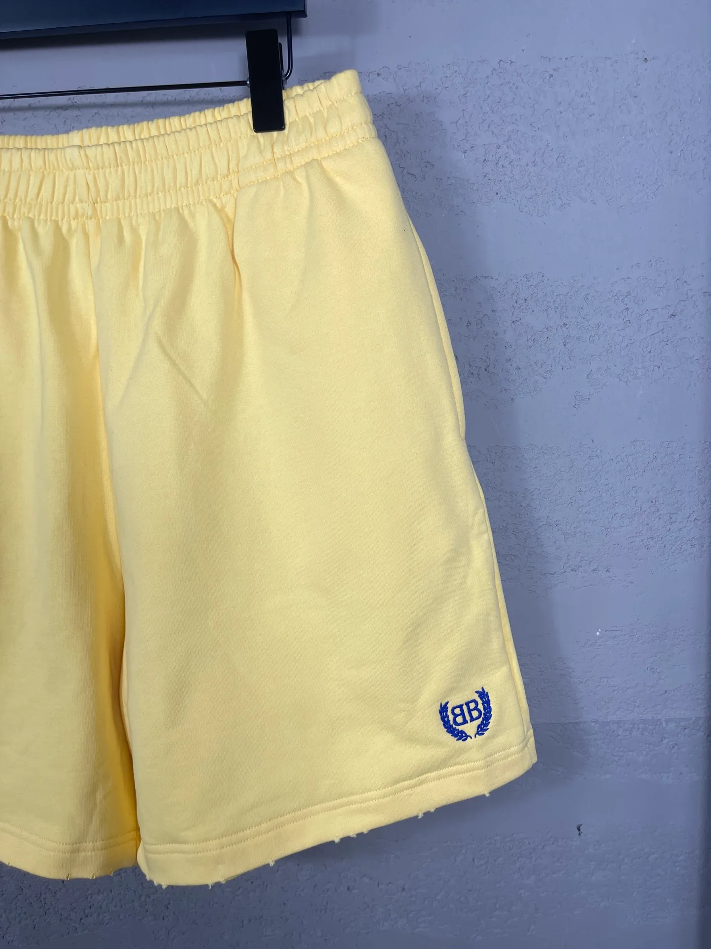 🅿️220 real photos [Top version. Official website quality] BALENCI*GA/Paris. 2025 new model. The wheat ear LOGO embroidery on the front is washed, distressed and frayed shorts. The brick cabinet is synchronized. The original product is developed at the first time, please print and compare! The fabric is made of Paris ZP custom-woven and dyed 100% cotton terry sweatshirt. The weight is 460 grams. The cloth surface is clean. The cloth pattern is clear and the hand feels soft and comfortable. The embroidery is embroidered with an imported Tajima embroidery machine. The letters are clear and the effect is three-dimensional. The version adopts a loose version. Same style for men and women. Code: BL257007 Color: washed black, yellow Size: XS S M L