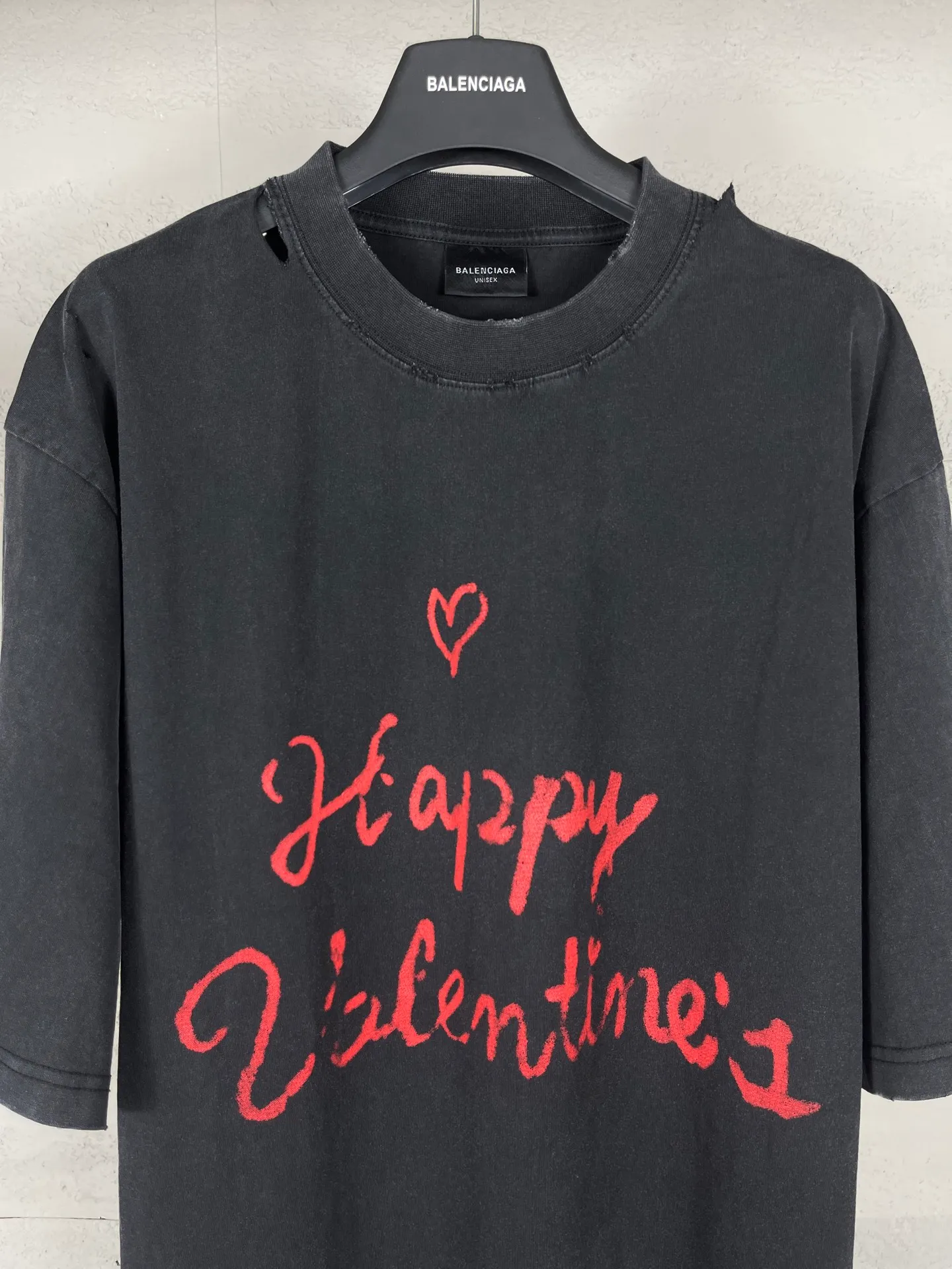 🅿️190 real photos [Top version. Official website quality] BALENCI*GA/Paris.SS25 latest model, Paris Valentine’s Day limited edition. English direct-printed short-sleeved T-shirts on the front and back. Brick cabinet synchronization. Genuine products are developed at the first time. Welcome to compare! . The fabric is made of Paris ZP custom-woven and dyed cotton double yarn. Weighing 260 grams, the cloth surface is clean. The cloth pattern is clear, soft and comfortable. The threads are dyed with no color difference. The printing uses direct-injection environmentally friendly imported materials. The letters are clear and the effect is three-dimensional. The version adopts OS loose shoulder design. Same style for men and women. Code: BL253661 Color: washed black, gray and white. Size: XS S M L