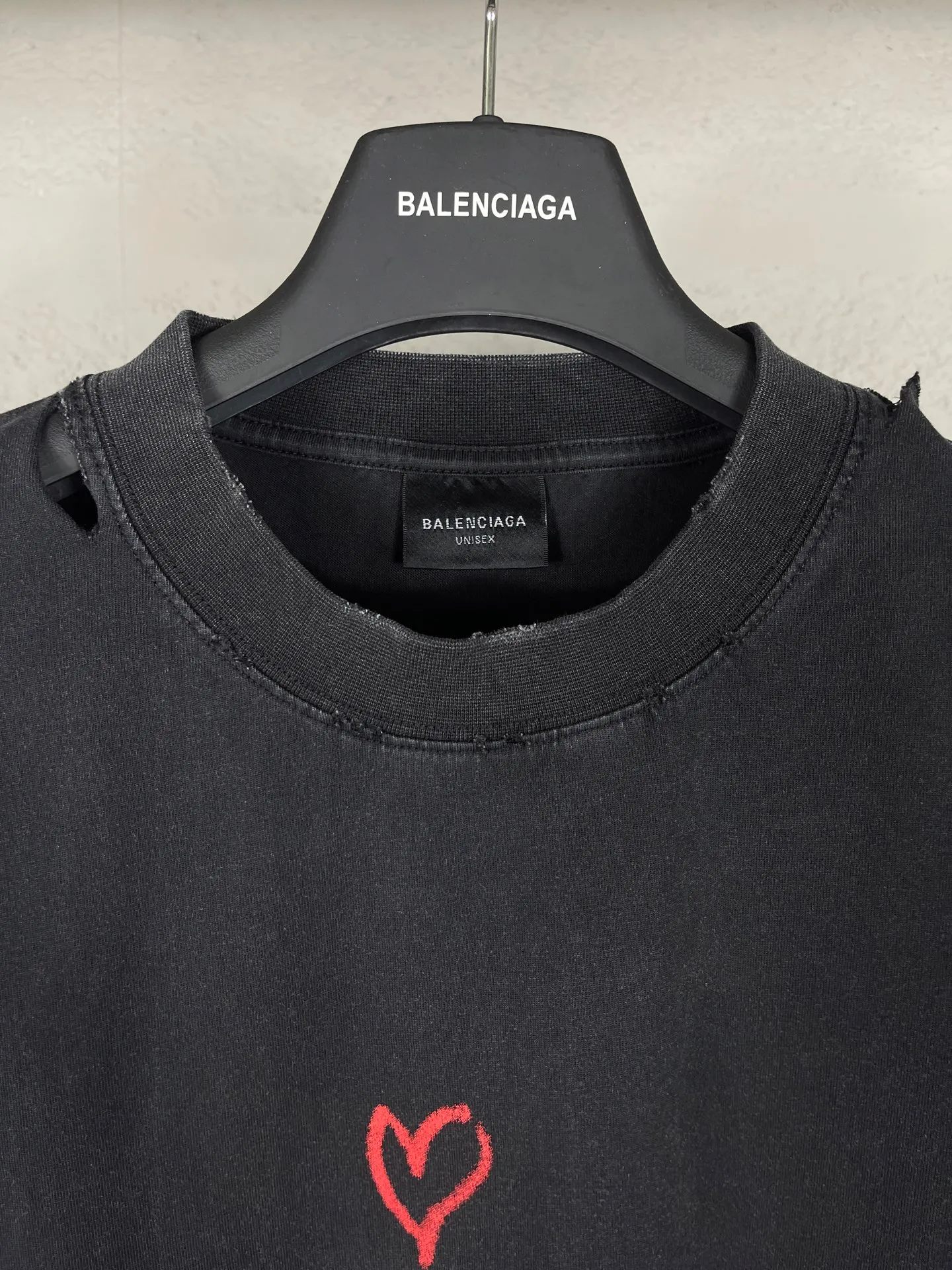 🅿️190 real photos [Top version. Official website quality] BALENCI*GA/Paris.SS25 latest model, Paris Valentine’s Day limited edition. English direct-printed short-sleeved T-shirts on the front and back. Brick cabinet synchronization. Genuine products are developed at the first time. Welcome to compare! . The fabric is made of Paris ZP custom-woven and dyed cotton double yarn. Weighing 260 grams, the cloth surface is clean. The cloth pattern is clear, soft and comfortable. The threads are dyed with no color difference. The printing uses direct-injection environmentally friendly imported materials. The letters are clear and the effect is three-dimensional. The version adopts OS loose shoulder design. Same style for men and women. Code: BL253661 Color: washed black, gray and white. Size: XS S M L